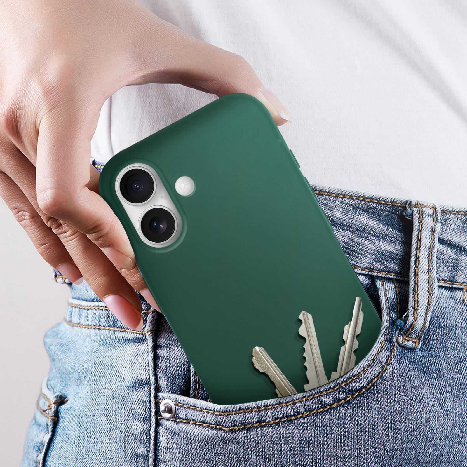 Una mano tiene una custodia verde in una tasca di jeans con chiavi.