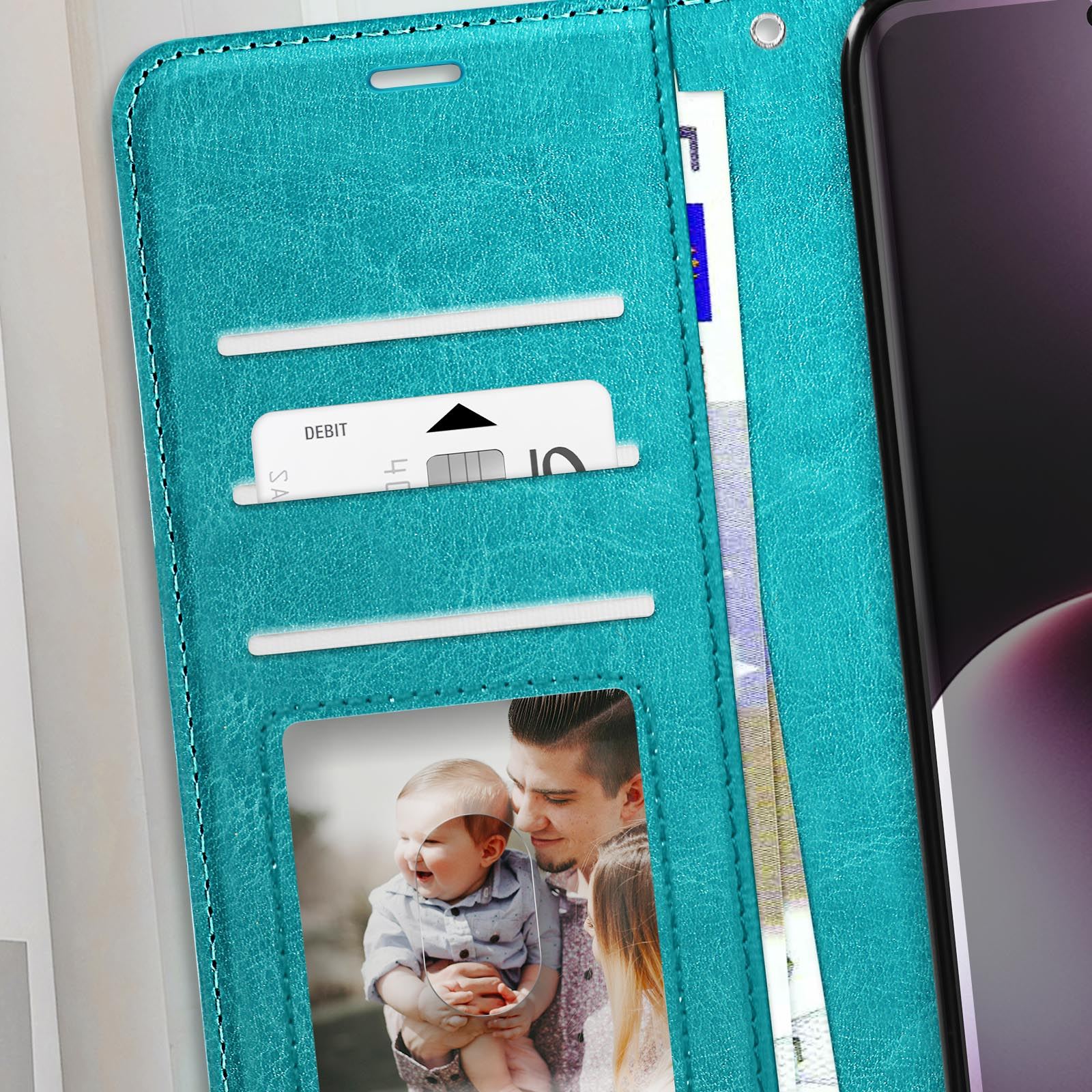 Un telefono in una custodia verde acqua, con una carta di credito e una foto di famiglia all'interno.