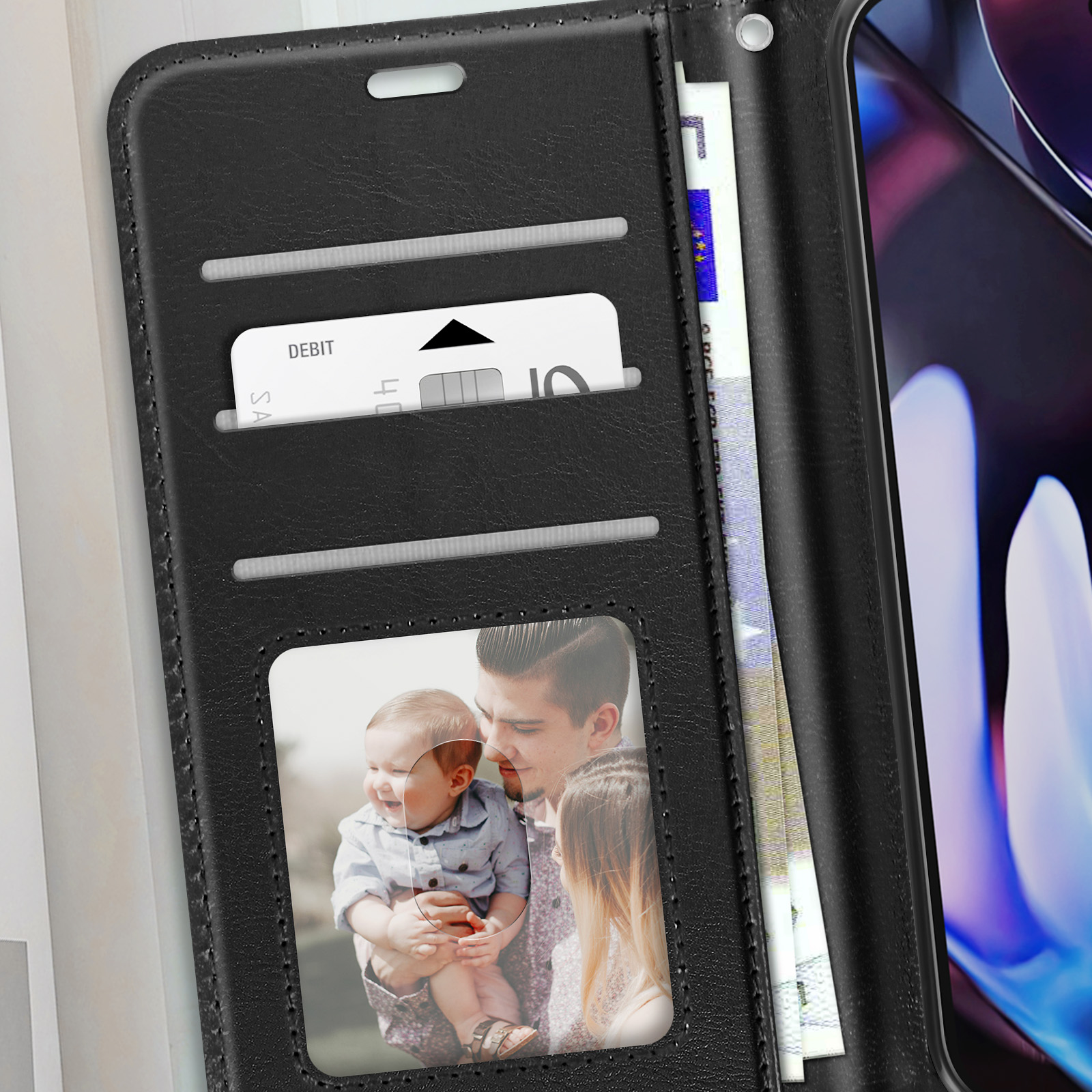 Custodia per telefono nera con scomparti per foto e carte di credito. Una foto di famiglia è visibile.