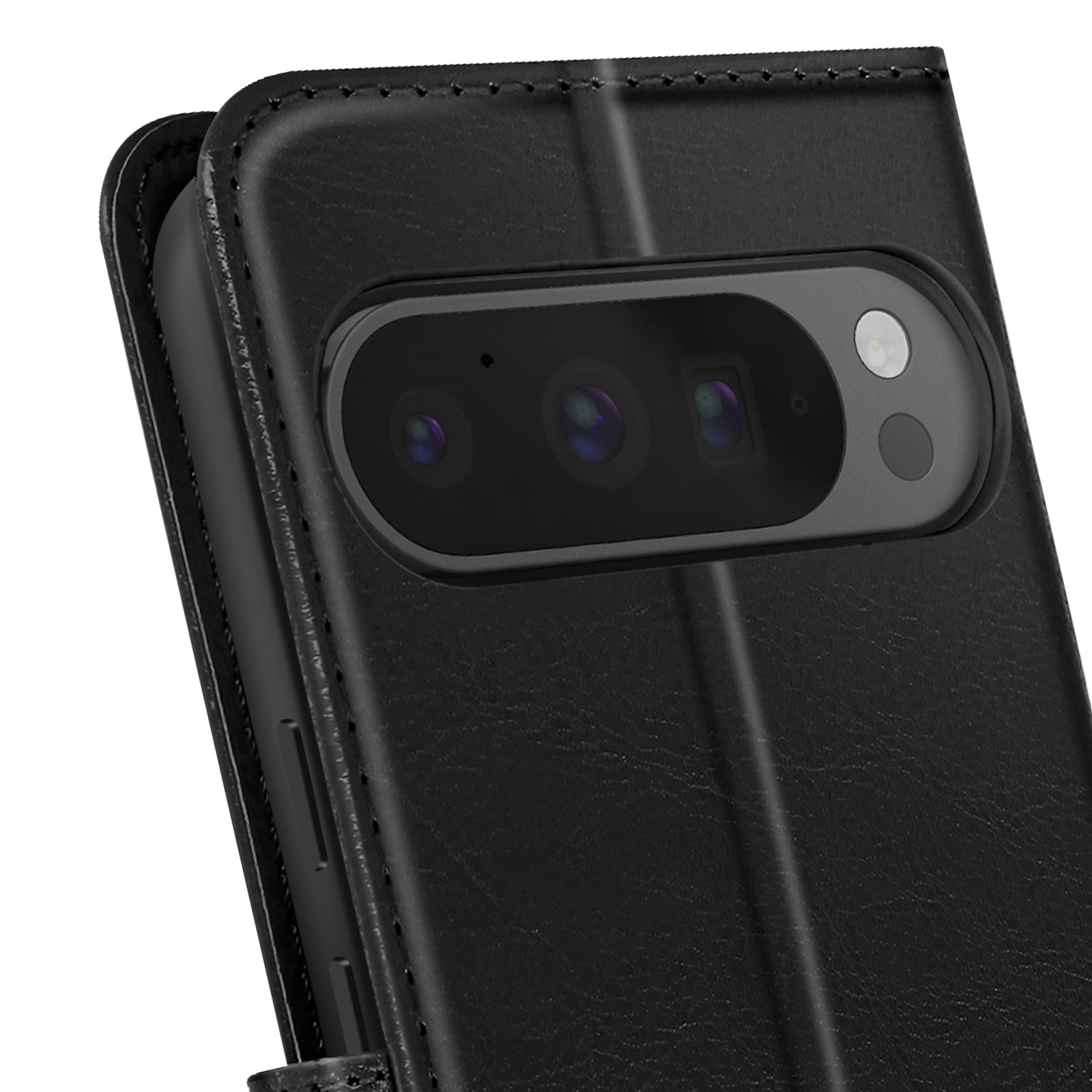 Primo piano di una custodia per telefono nera che mostra l'obiettivo della fotocamera. La custodia è in pelle.