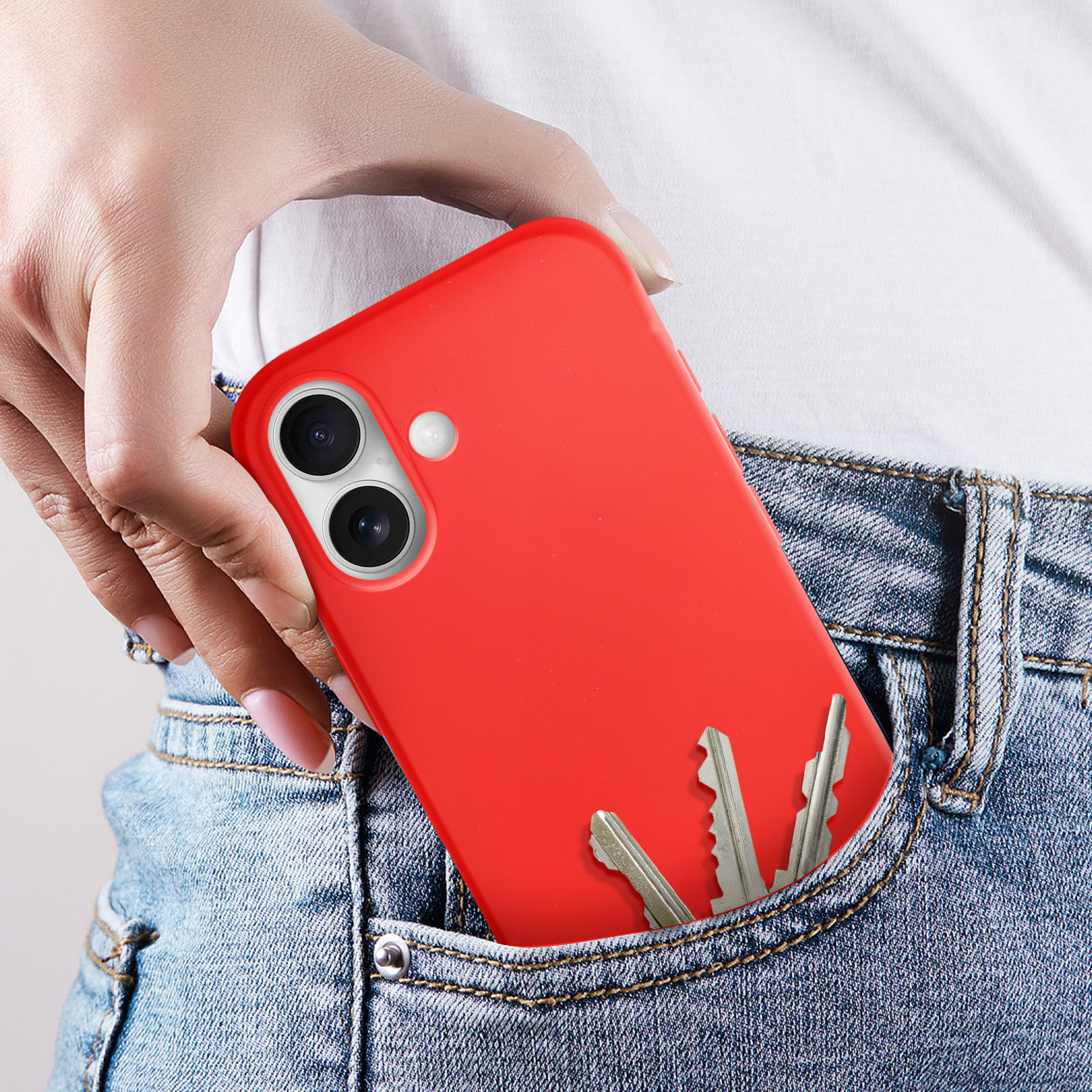 Una custodia rossa per telefono in tasca con chiavi.