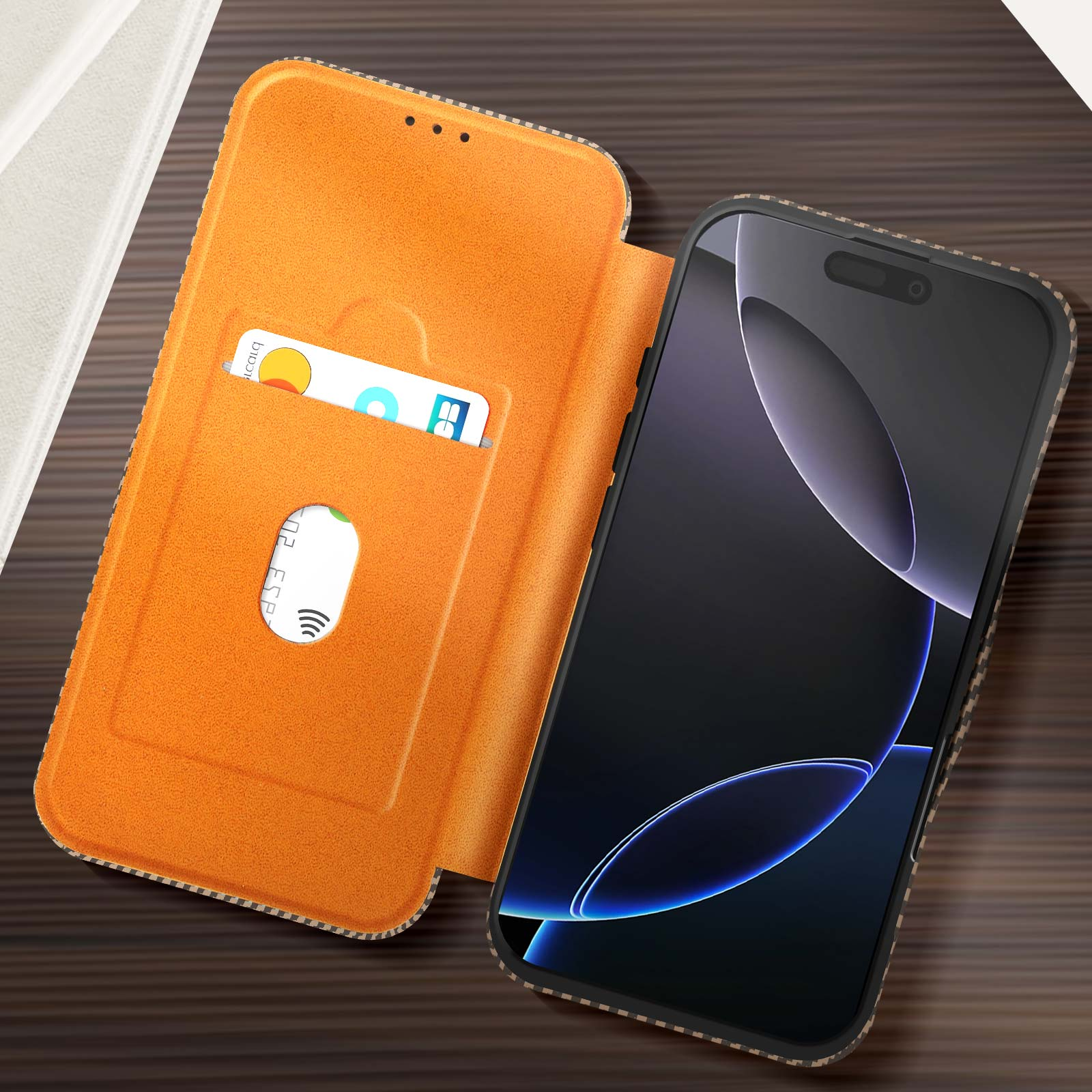 Custodia in pelle arancione aperta con un telefono dentro e una carta nella fessura.