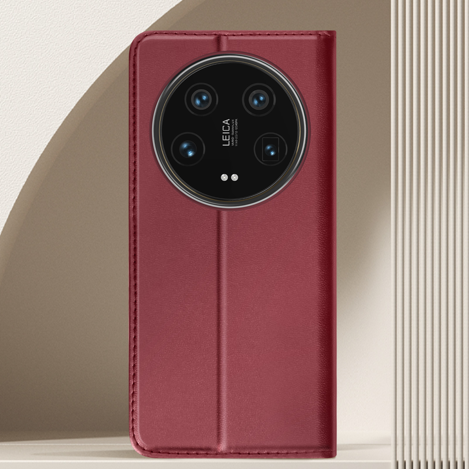Coque de téléphone rouge avec lentilles Leica et couverture.