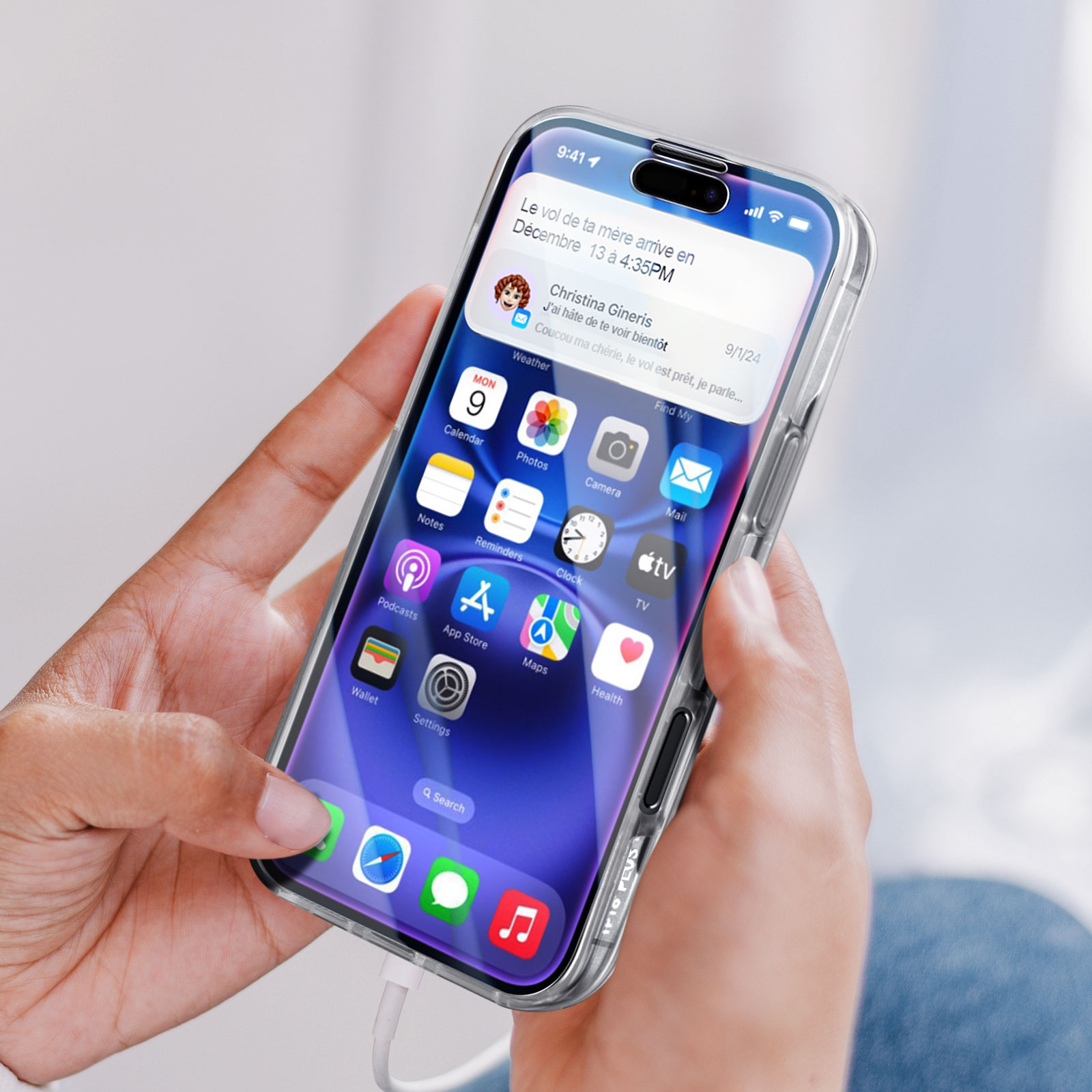 Una mano che tiene un telefono in una custodia trasparente, che mostra la schermata iniziale del telefono con le icone delle app.