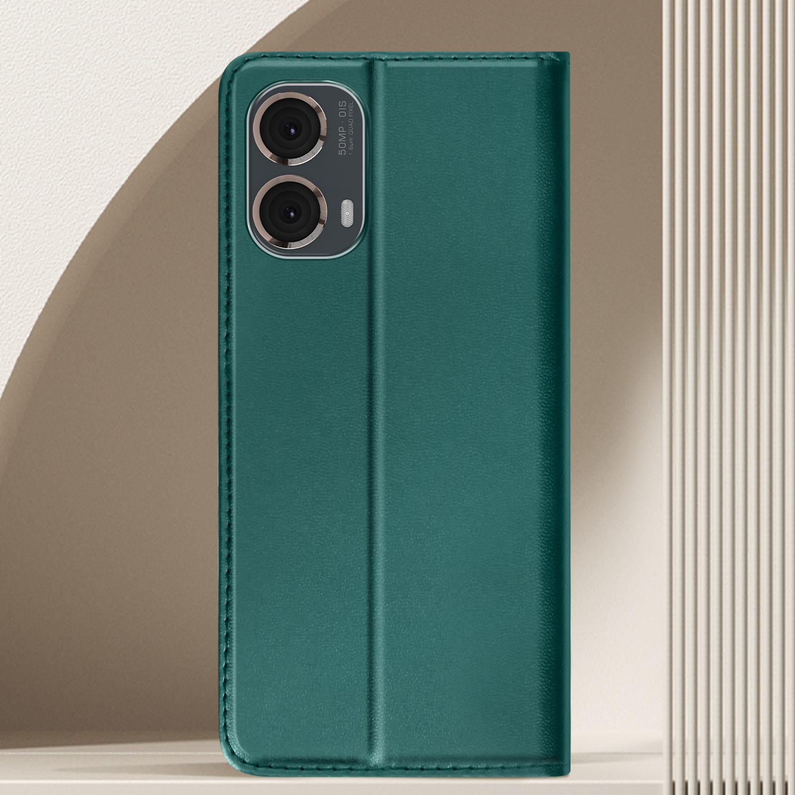 Custodia verde per telefono chiusa. La parte posteriore del telefono è visibile. La custodia è strutturata e ha un ritaglio per la fotocamera.