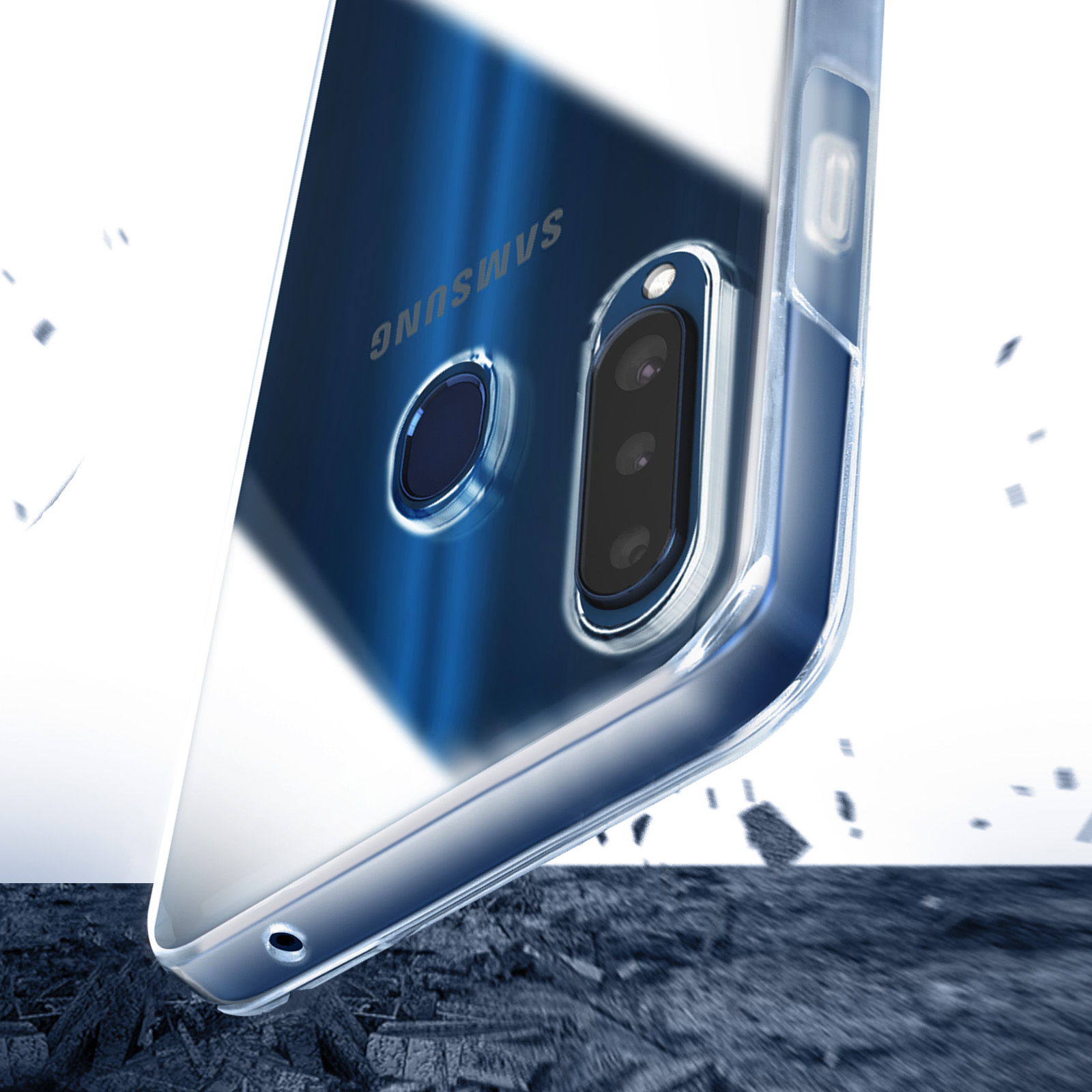 Primo piano di un telefono con custodia trasparente. Il telefono è blu e lo sfondo è sfocato.