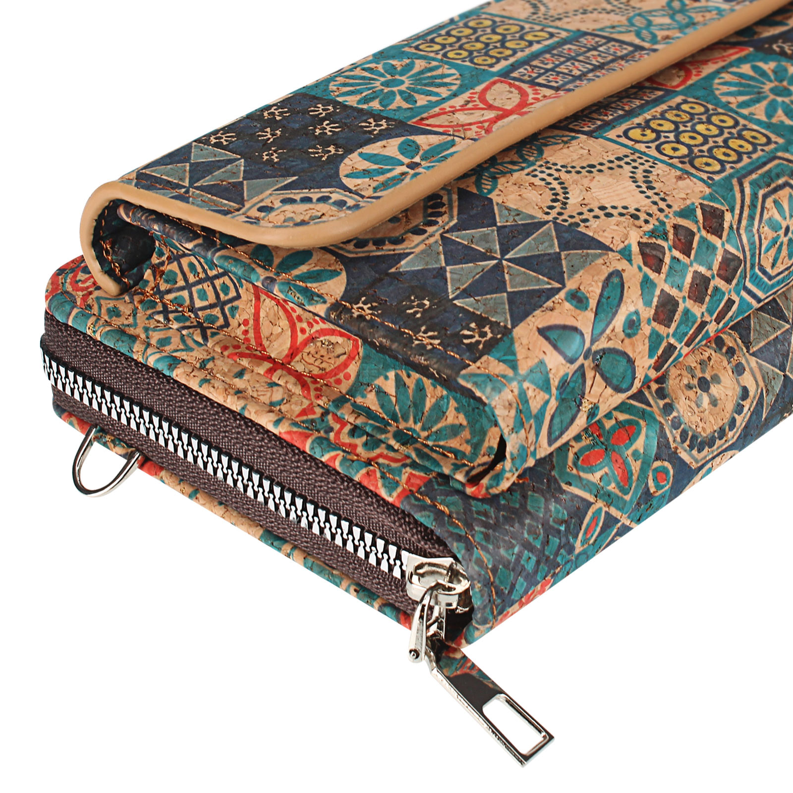 Eine Korkbrieftasche mit Reißverschluss. Die Brieftasche ist größtenteils blau und hat ein Muster.