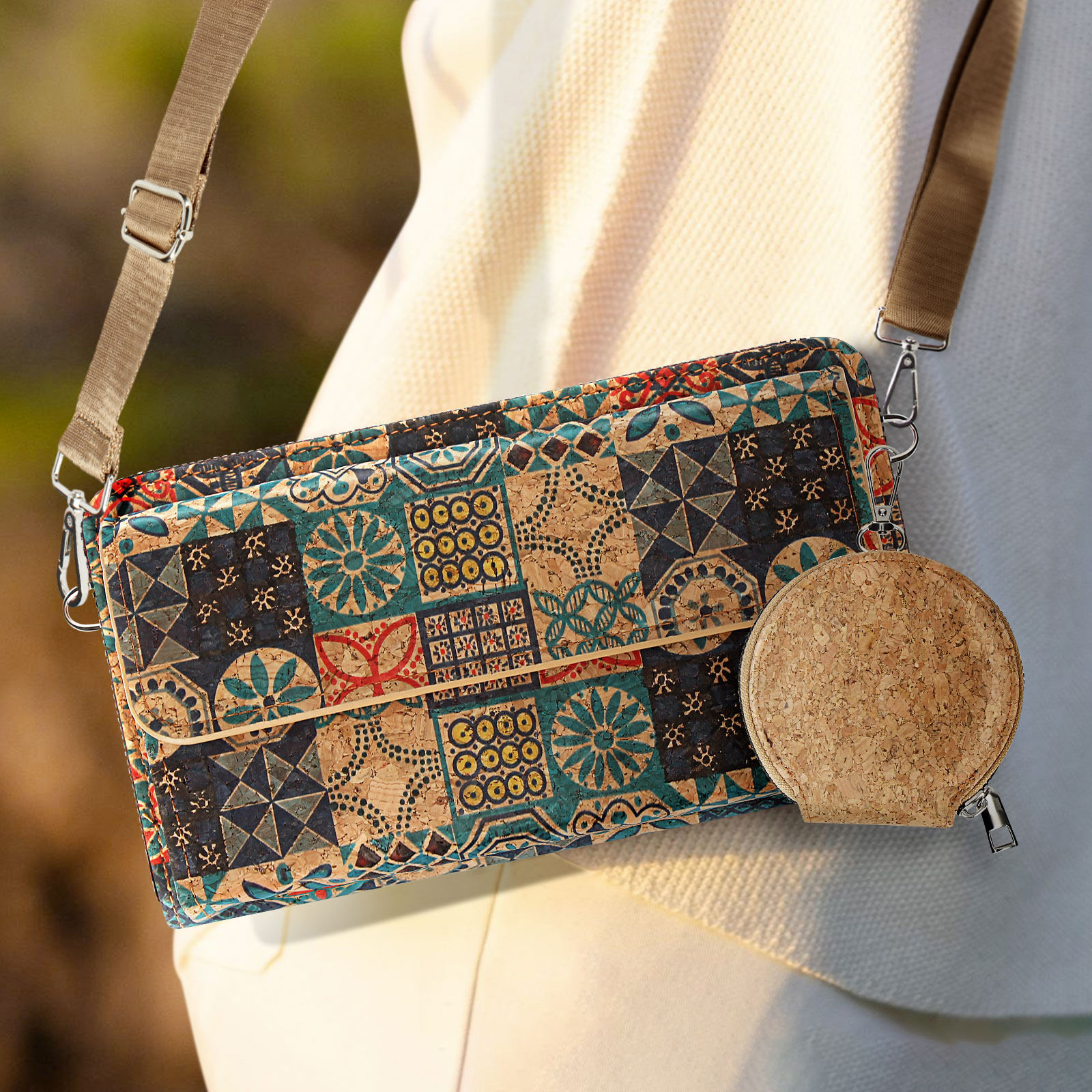Person trägt eine Handtasche mit passendem runden Münzbeutel. Beide haben Blumen- und geometrische Muster.
