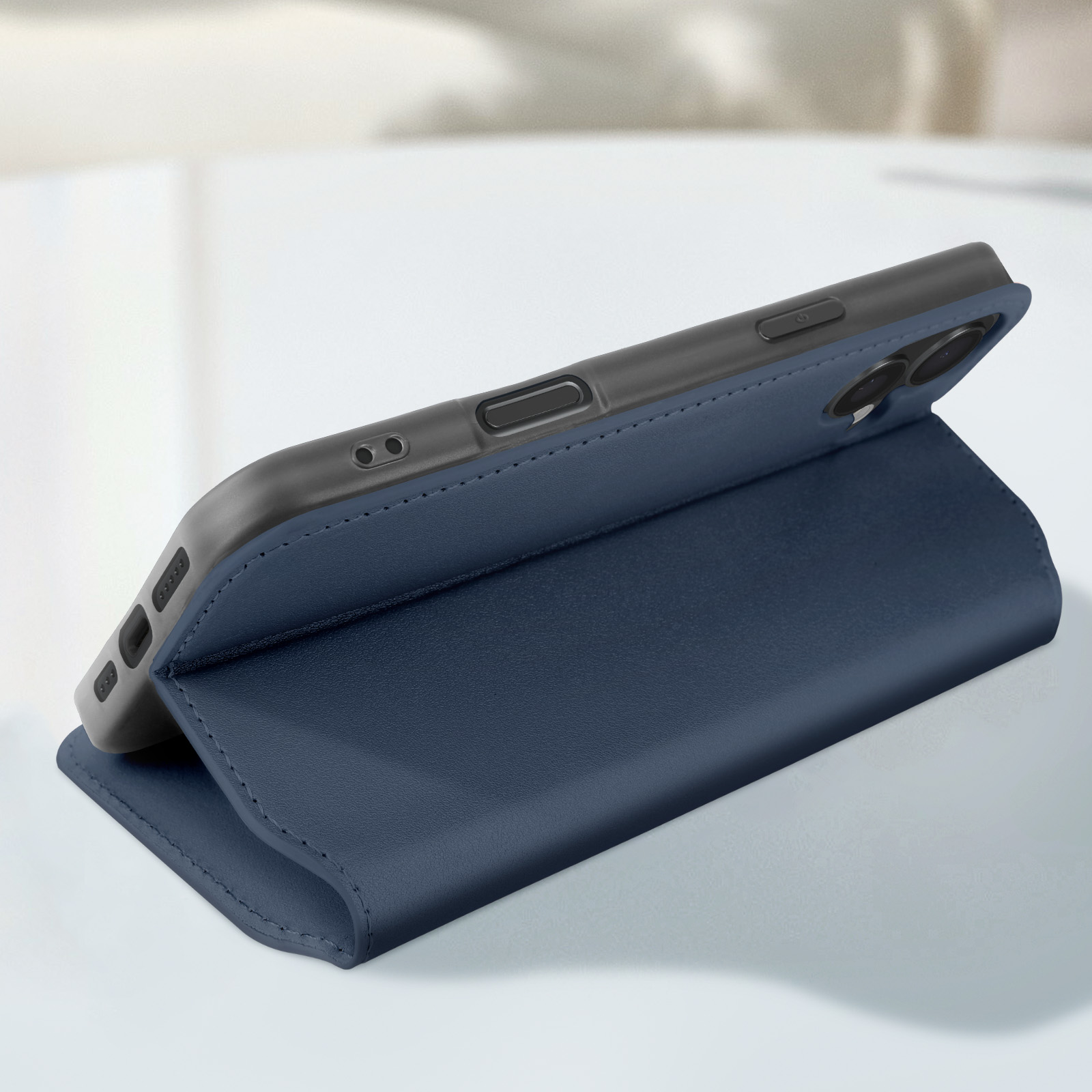 Una custodia blu per telefono in posizione aperta. Il telefono è nero e parzialmente visibile.