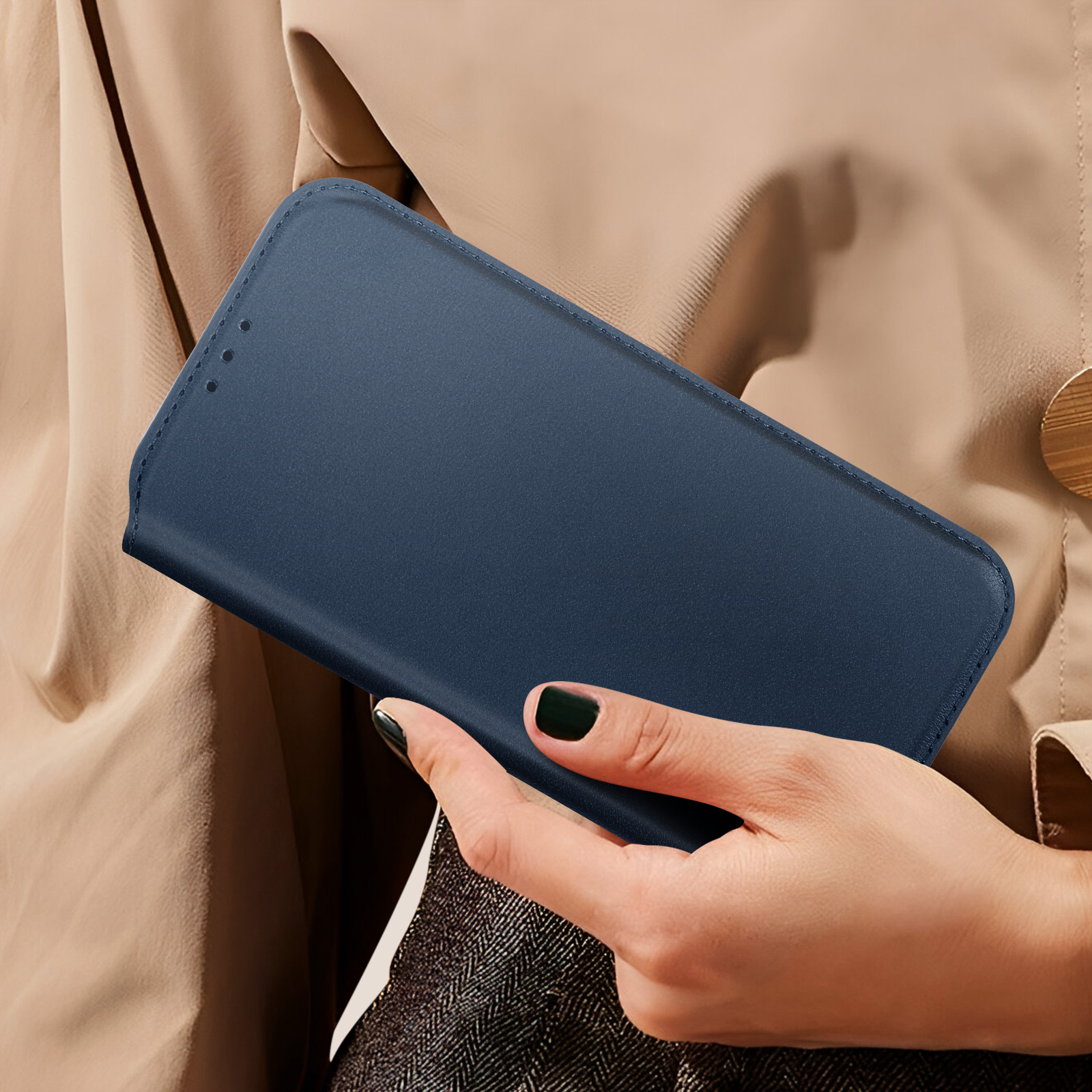 Una mano che tiene una custodia blu chiusa per telefono. La custodia è parzialmente aperta.