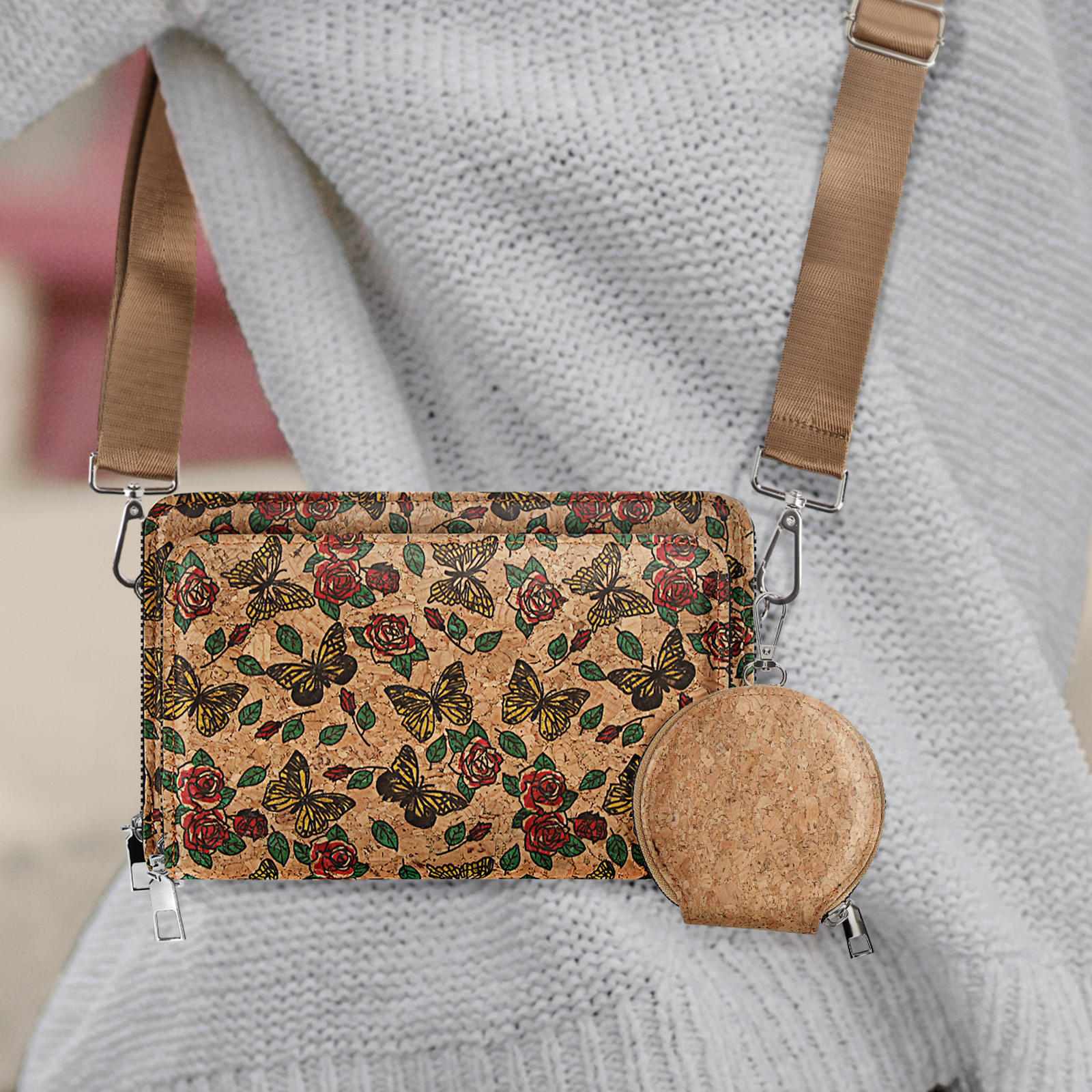 Person trägt eine Handtasche mit Schmetterlings- und Rosenmuster. Inklusive runder Münztasche.