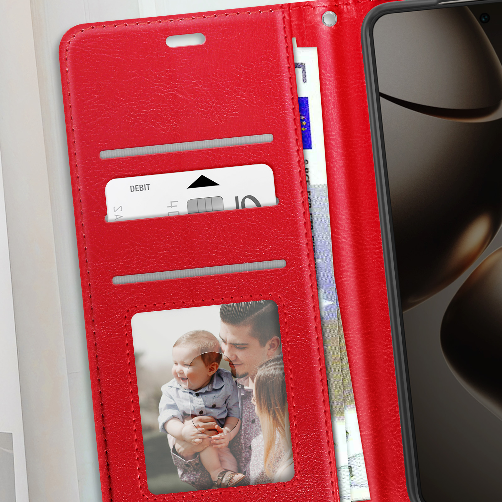 Custodia rossa del telefono aperta, che mostra carte, denaro e una foto di famiglia.