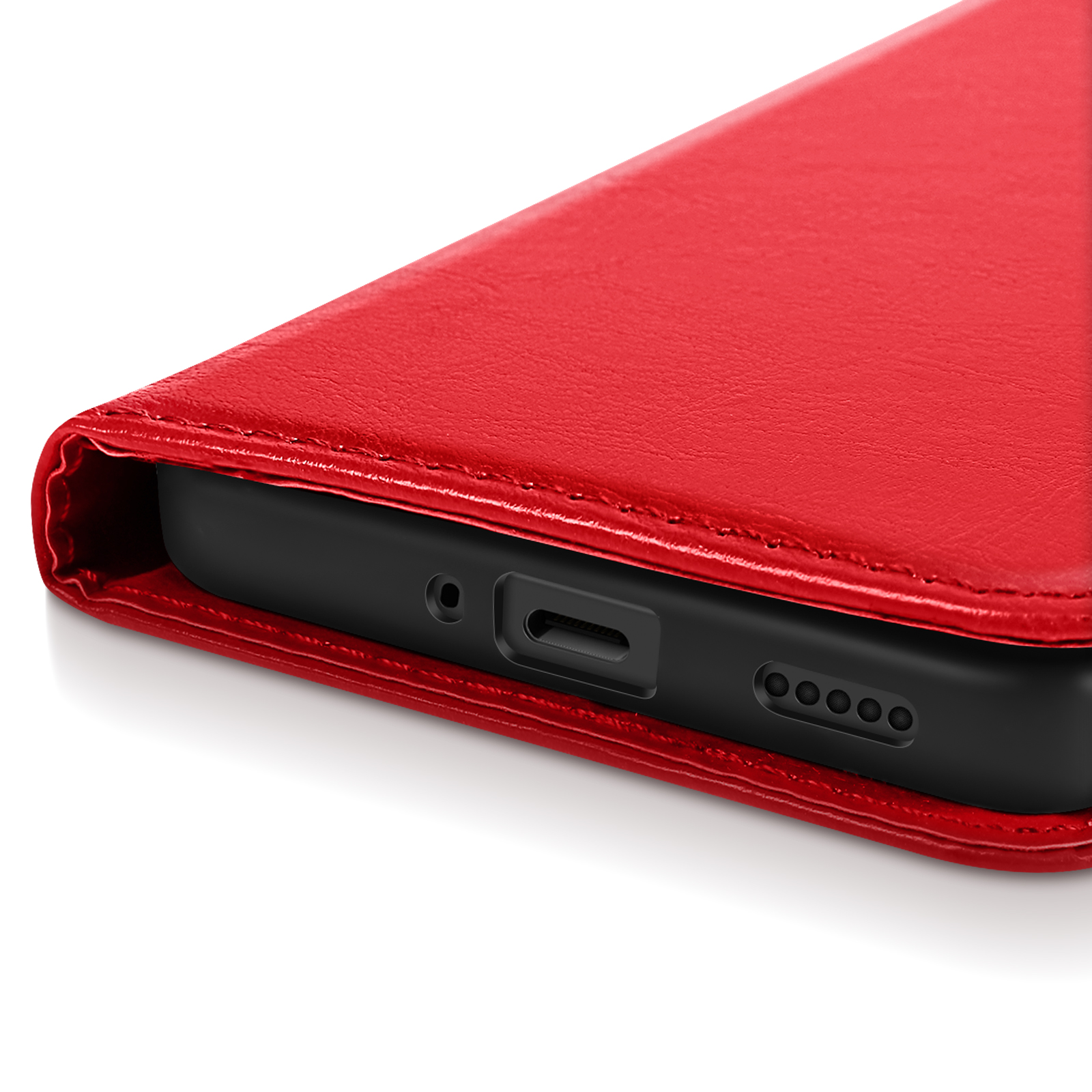 Primo piano di una custodia rossa per telefono. La porta di ricarica nera del telefono è visibile.