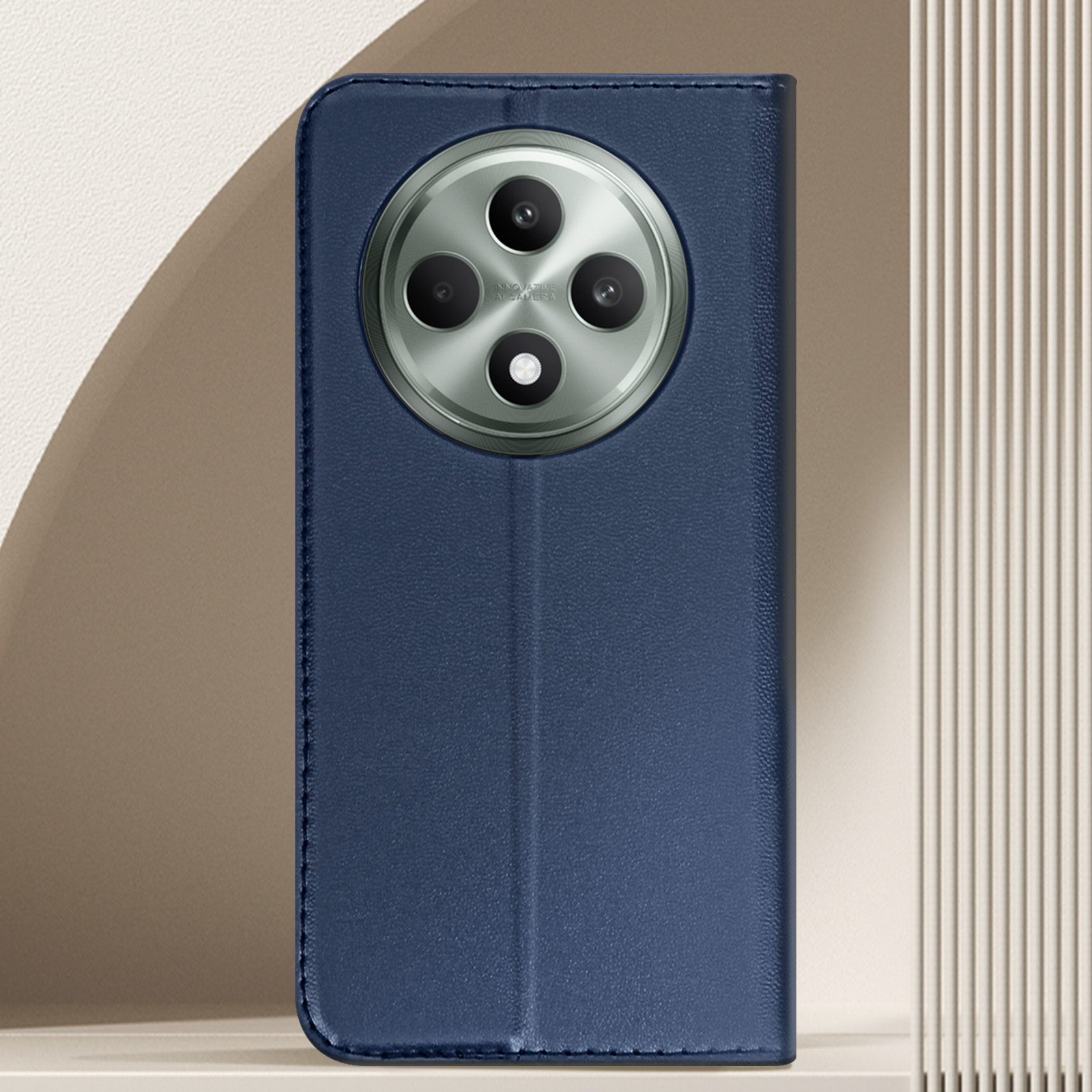 Una custodia blu per telefono è chiusa, mostrando il retro del telefono con tre lenti della fotocamera. Lo sfondo è beige chiaro.