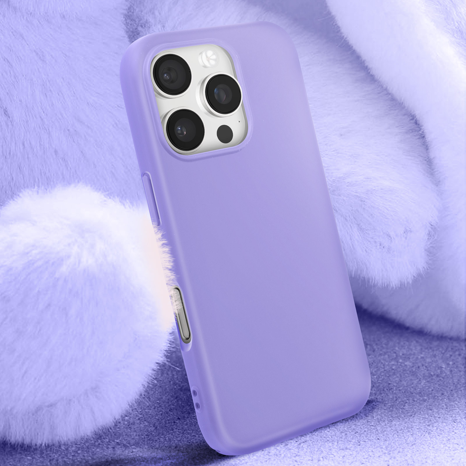 Telefono viola in una custodia viola. Il telefono è su una superficie viola soffice.