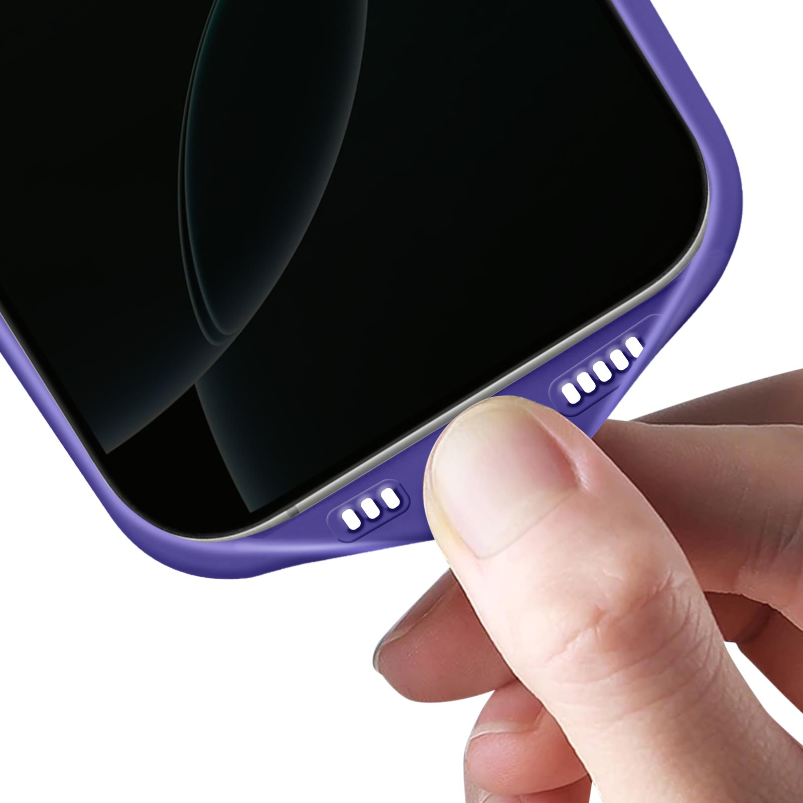 Mano che tiene un telefono. Custodia viola con fori per l'altoparlante.