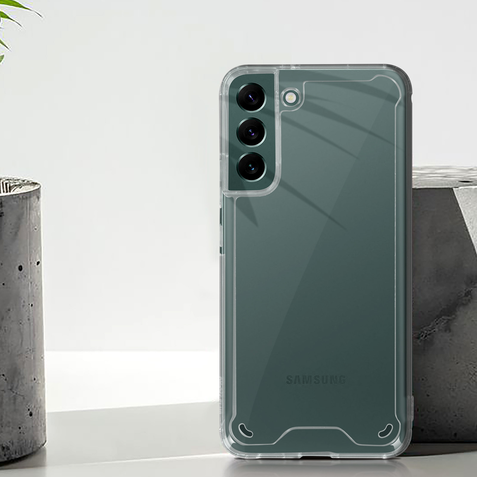Una custodia trasparente per telefono copre un telefono con schermo verde. Lo sfondo è una parete bianca e cemento.