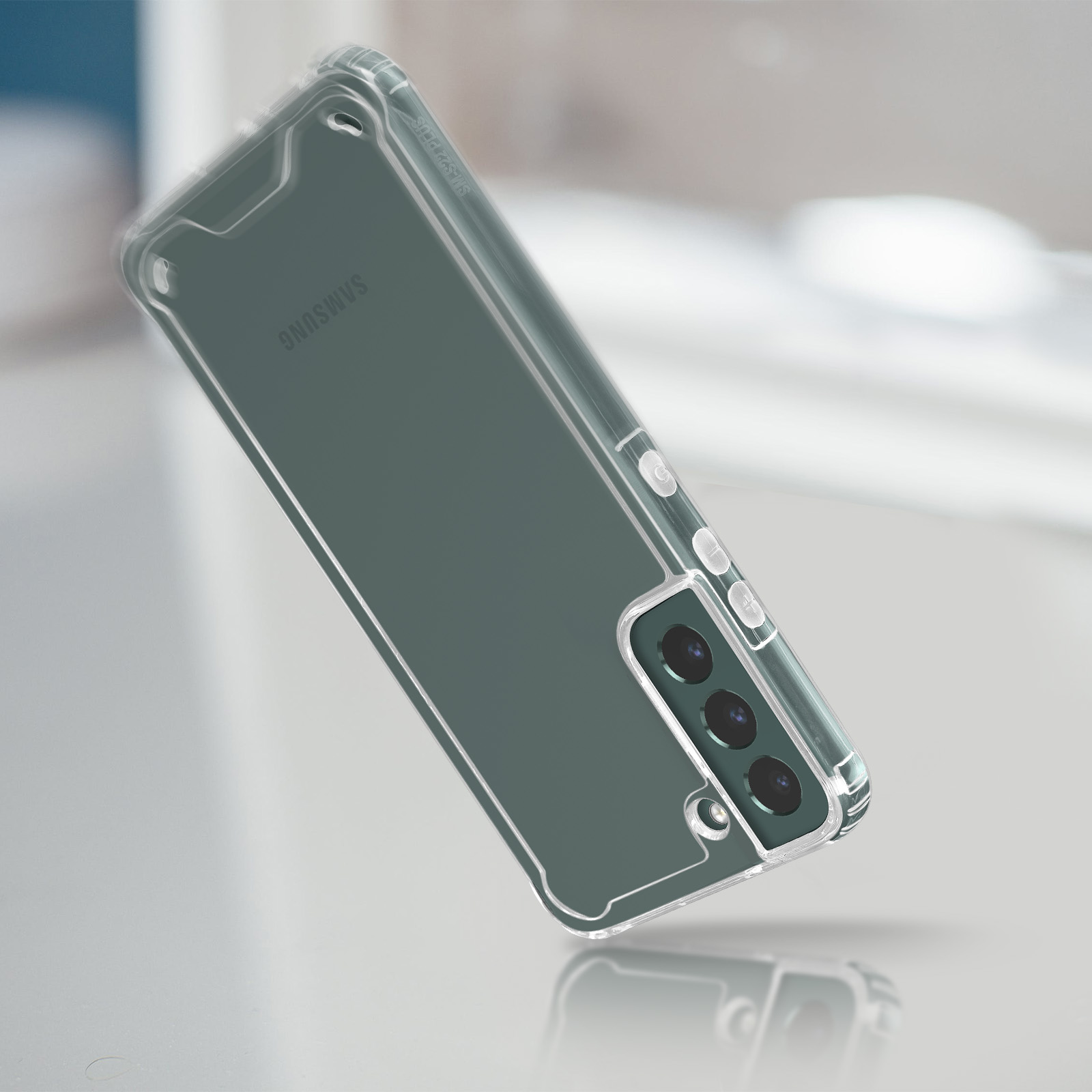 Una custodia trasparente per telefono è in aria, con un telefono all'interno. Il logo Samsung è visibile. Lo sfondo è sfocato.