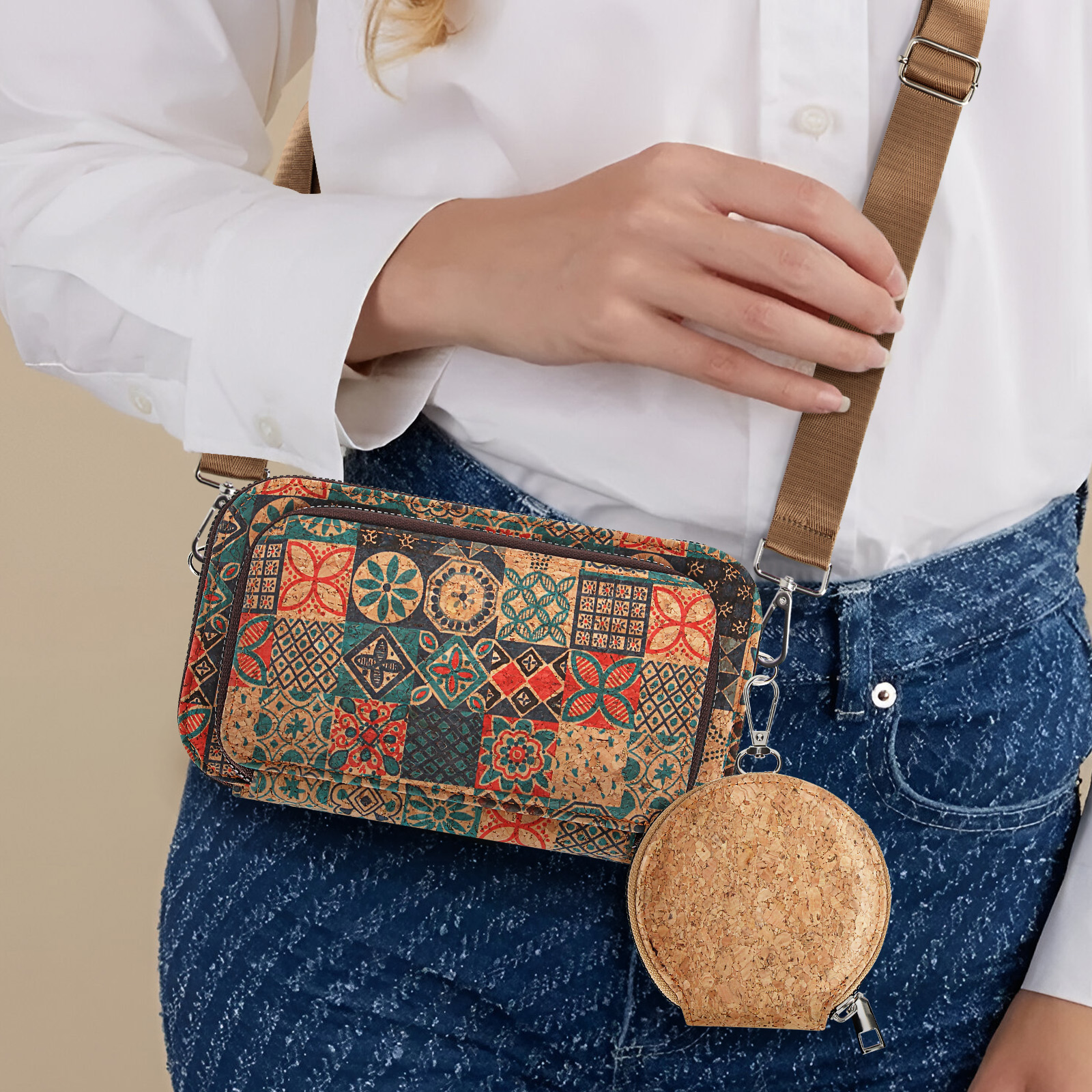 Eine Frau trägt Jeans, mit einer gemusterten Kork-Geldbörse mit Schultergurt.