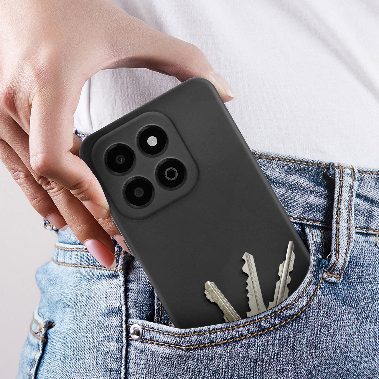 Eine schwarze Handyhülle mit Schlüsseln in der Hosentasche. Eine Hand hält das Telefon.