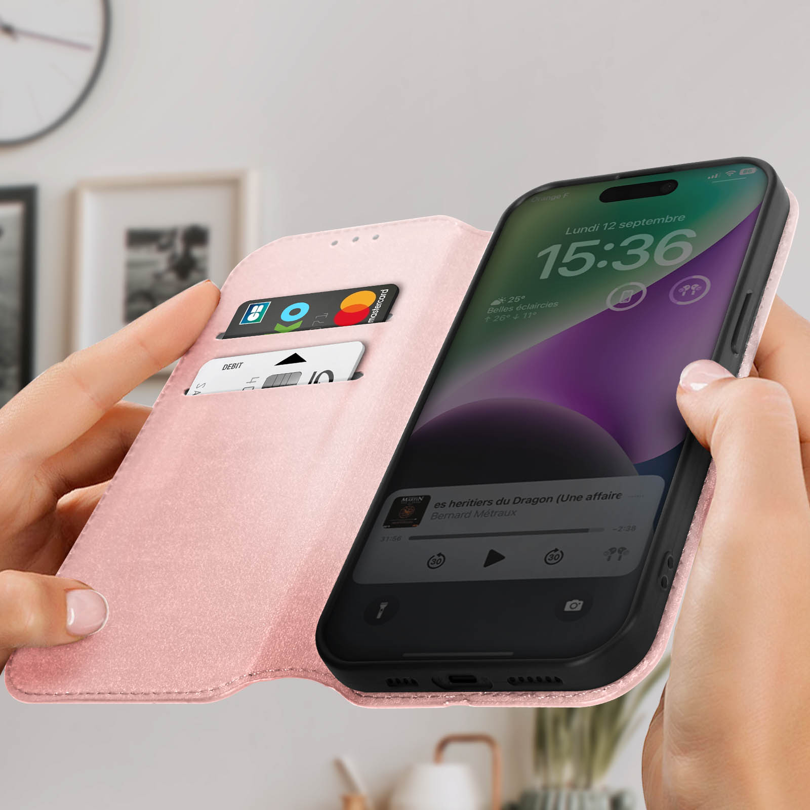 Una donna che tiene una custodia per telefono rosa aperta. Il telefono mostra l'ora e le app.