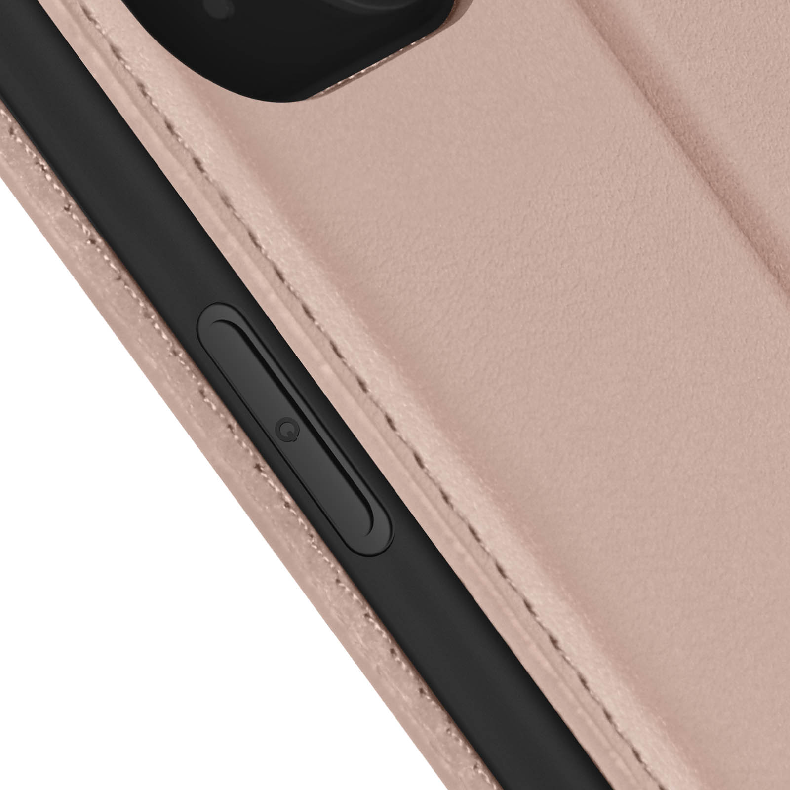 Primo piano di una custodia per telefono rosa. Un telefono nero è dentro e il pulsante laterale è visibile.