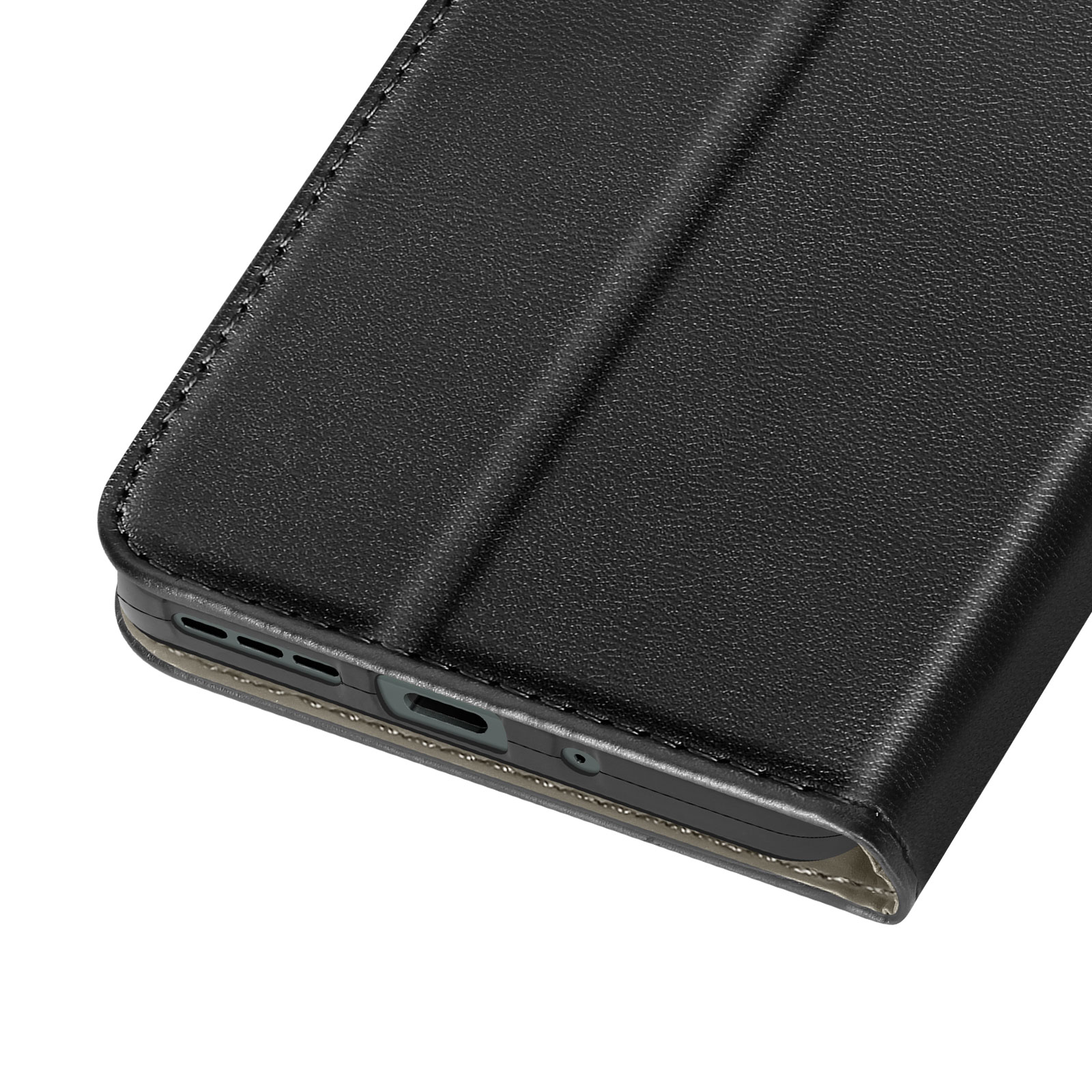 Primo piano di una custodia per telefono in pelle nera. La custodia è chiusa, con cuciture e superficie liscia.