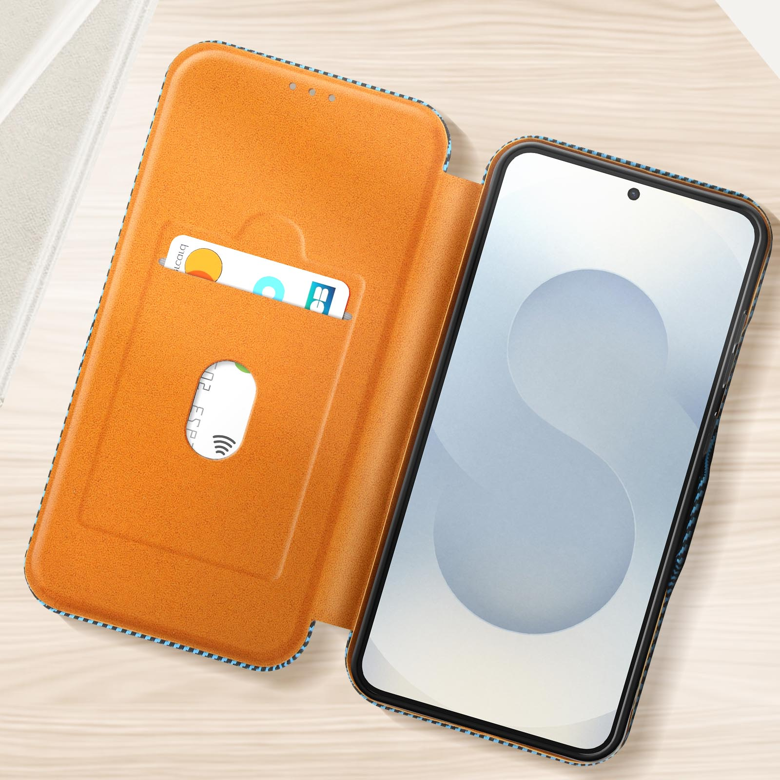 Custodia arancione aperta con telefono dentro. Carte di credito nello slot.