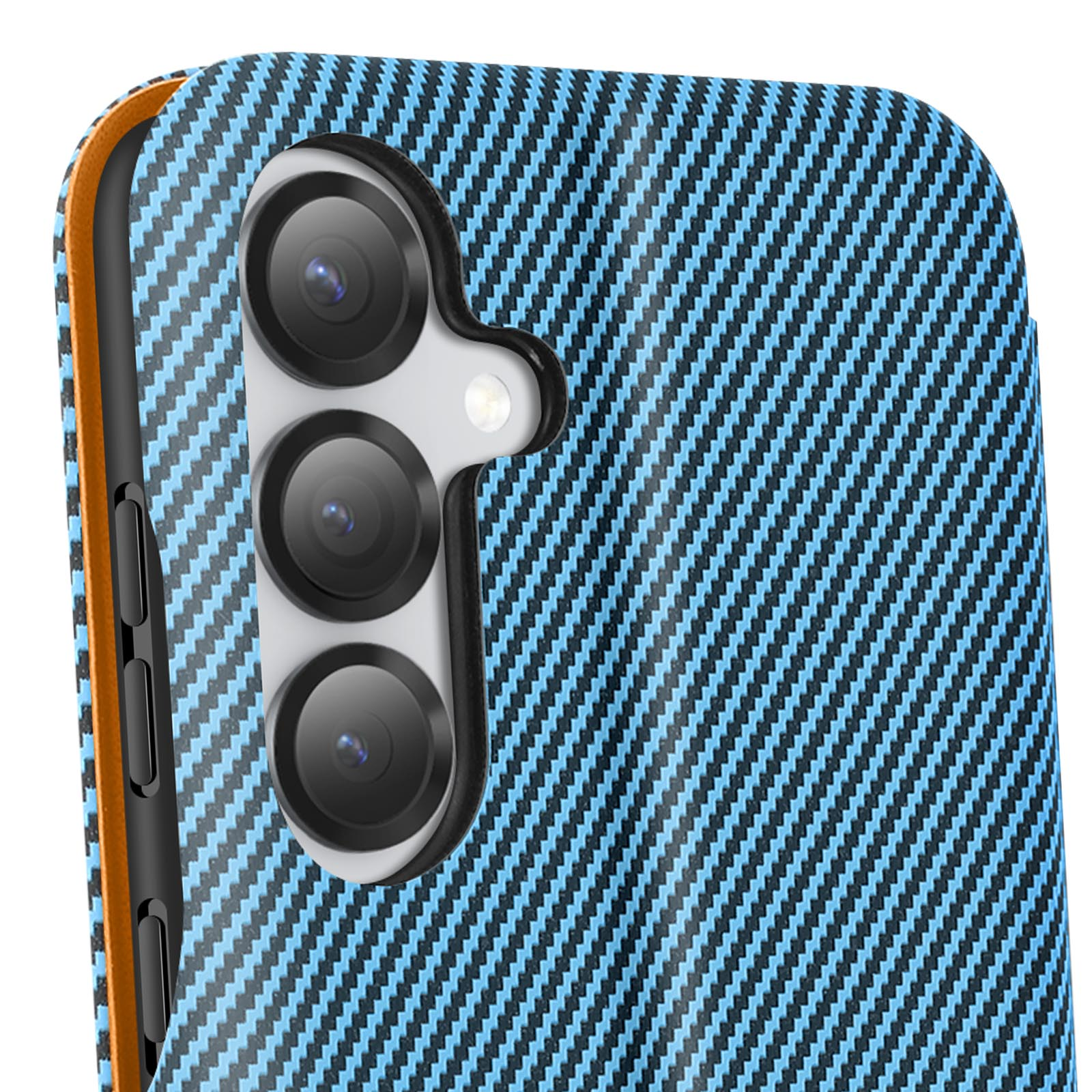 Primo piano di un telefono con custodia in fibra di carbonio blu e nera. Il telefono ha tre fotocamere.