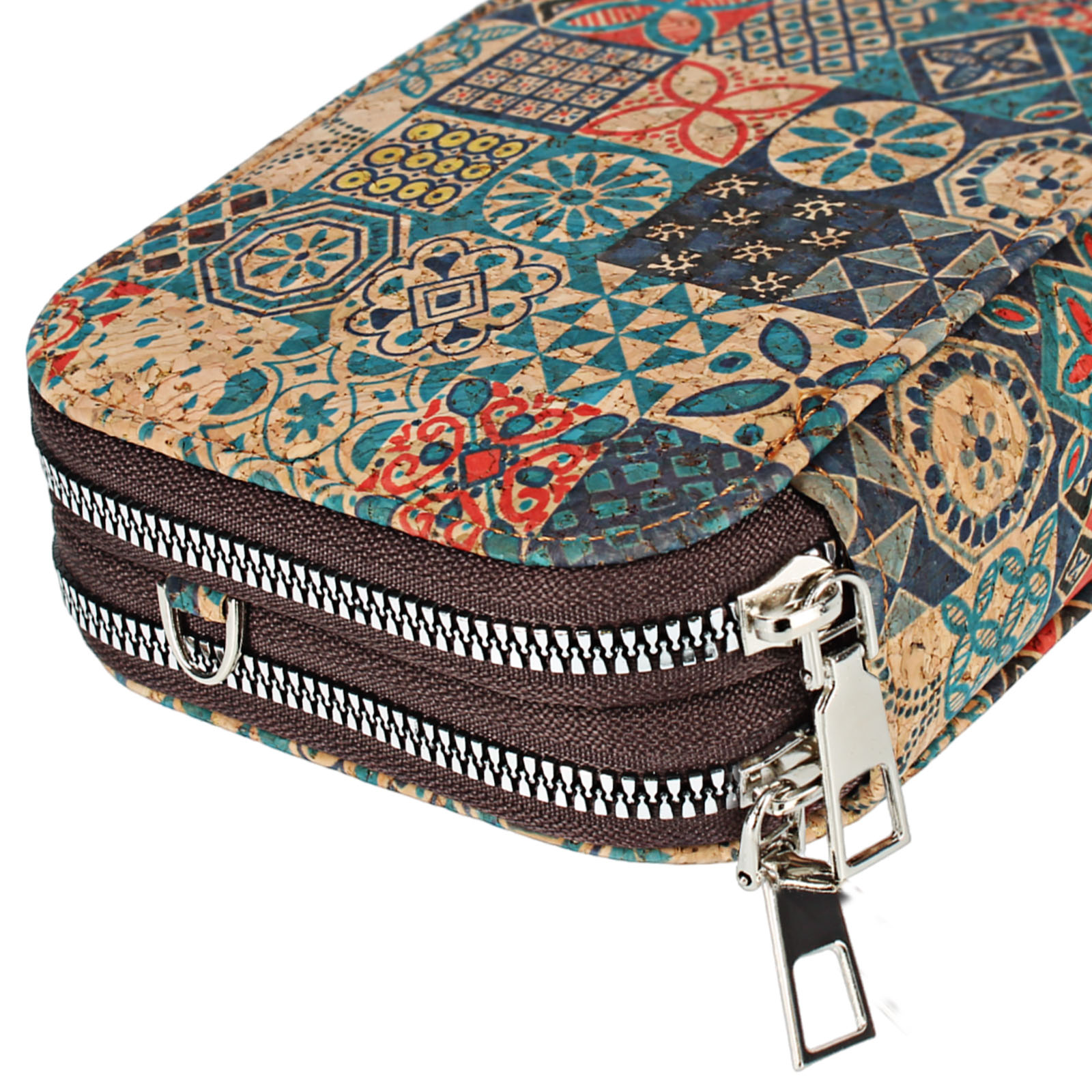 Nahaufnahme einer Korkbrieftasche mit zwei Reißverschlüssen, gemustertes Design.