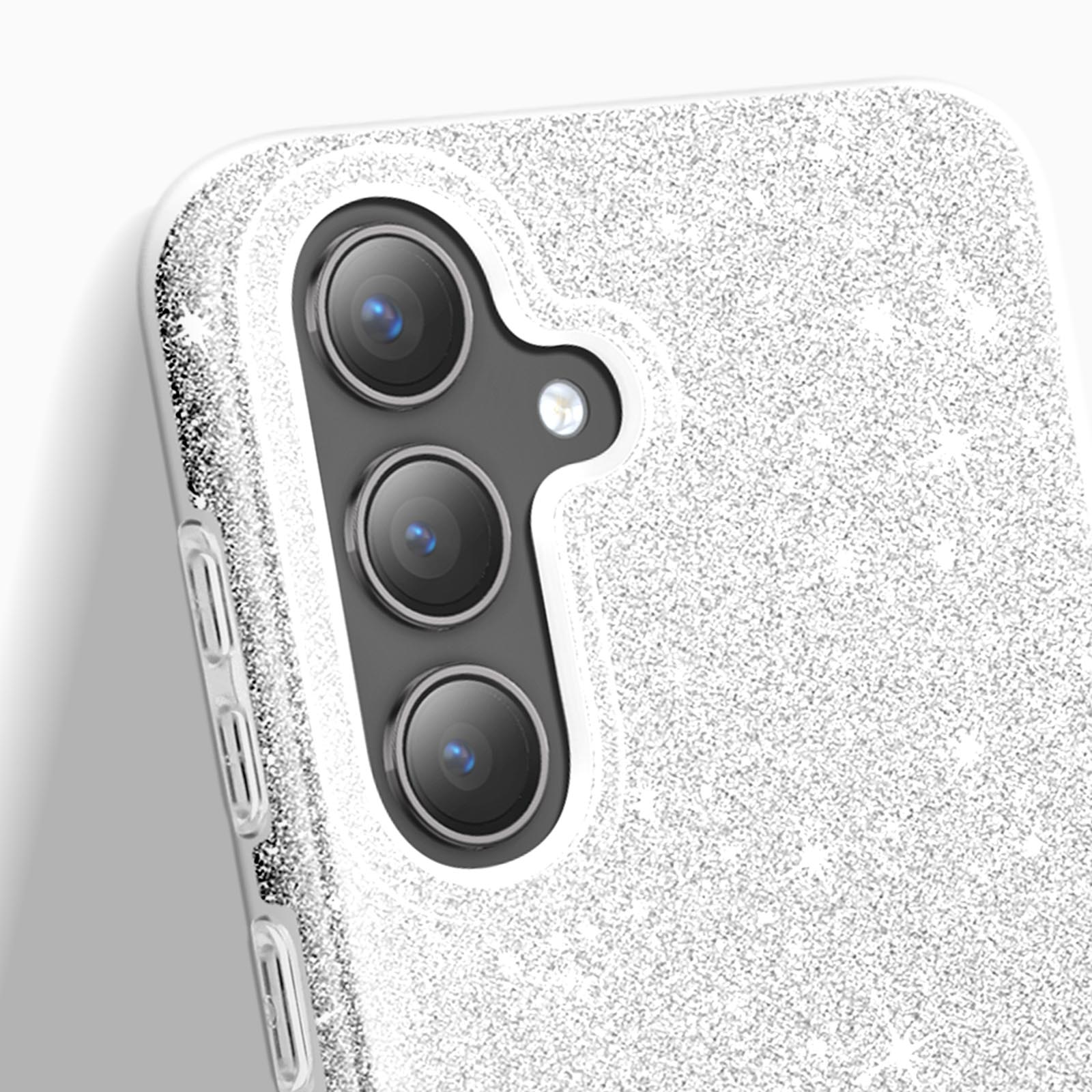 Primo piano di una cover per telefono con una superficie argentata glitterata. Mostra le lenti della fotocamera.