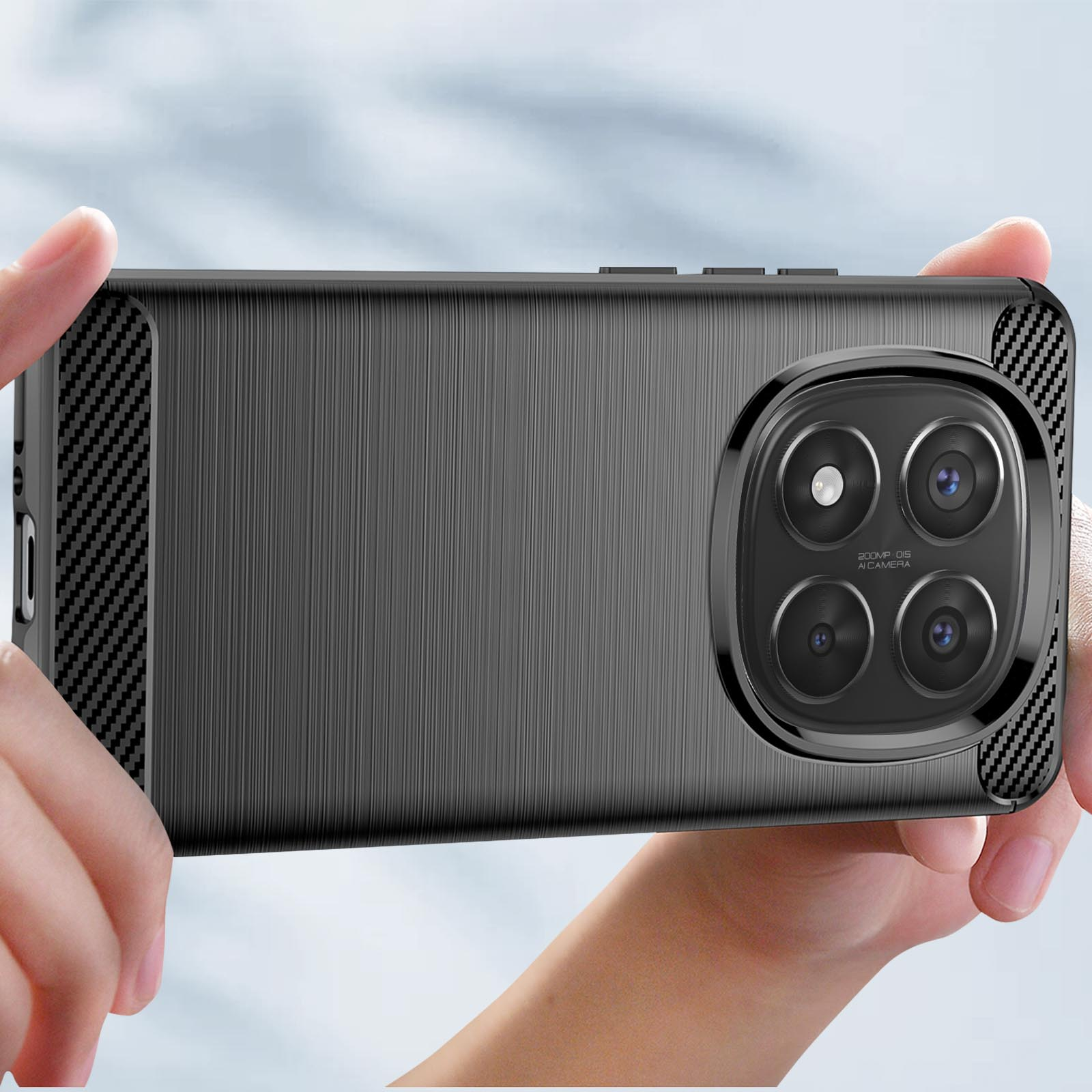 Mano che tiene una cover nera per telefono. La cover ha un retro strutturato e un modulo fotocamera.