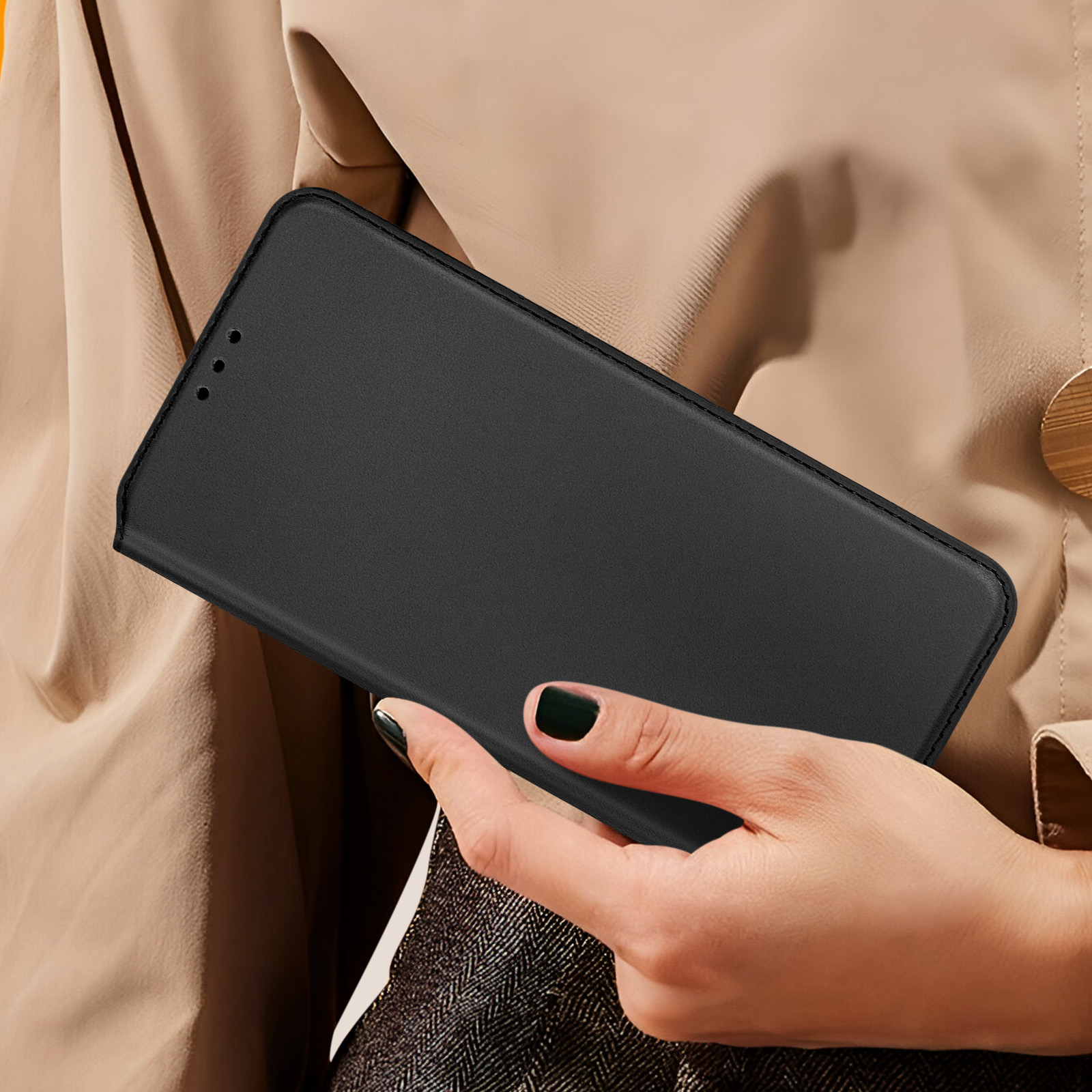 Una mano tiene una custodia per telefono nera, chiusa. La custodia è semplice e simile alla pelle.