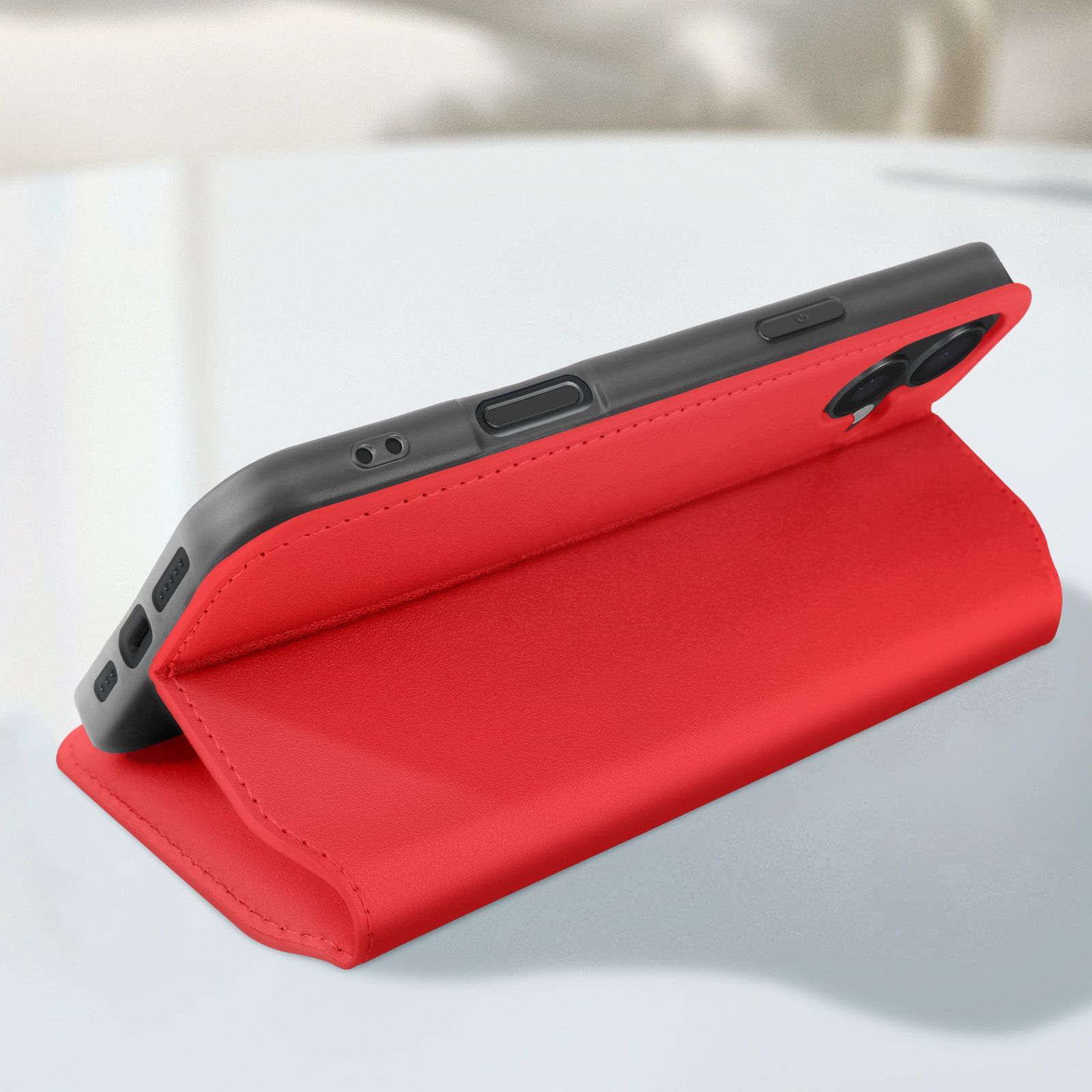 Custodia rossa per telefono con il telefono all'interno. Il telefono è angolato, mostrando i pulsanti.