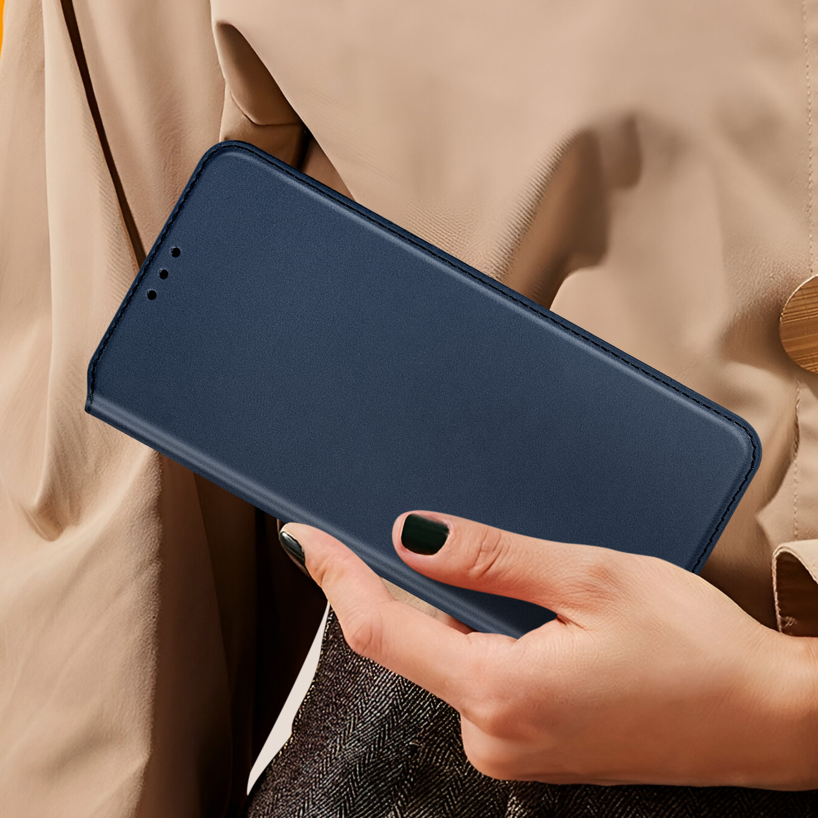 Hand hält eine blaue Handyhülle, schwarzer Nagellack.
