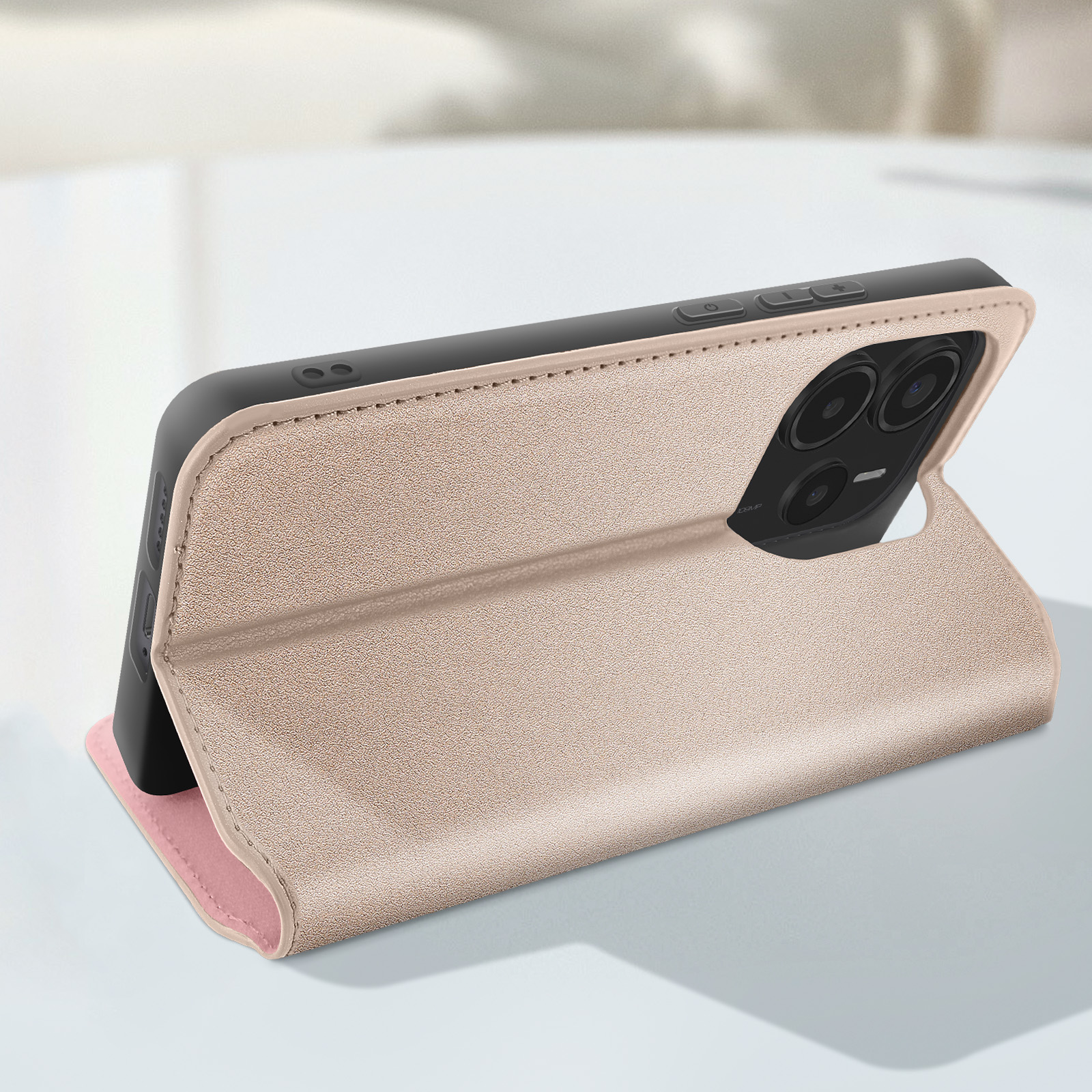 Una custodia beige per telefono in posizione aperta, con un telefono all'interno. La custodia ha un interno rosa.