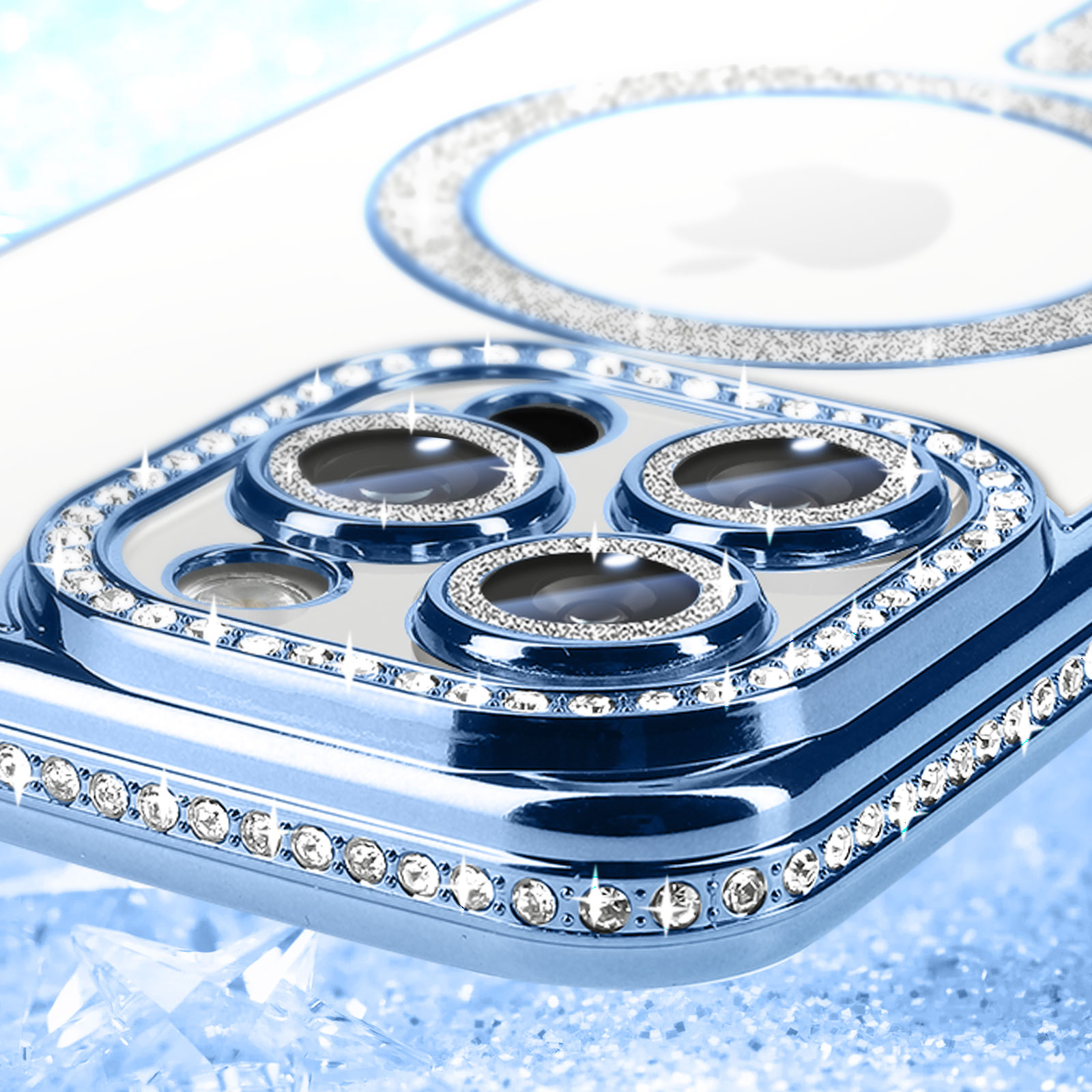 Primo piano di una custodia blu per telefono con cristalli attorno alle lenti della fotocamera e ai bordi del telefono.