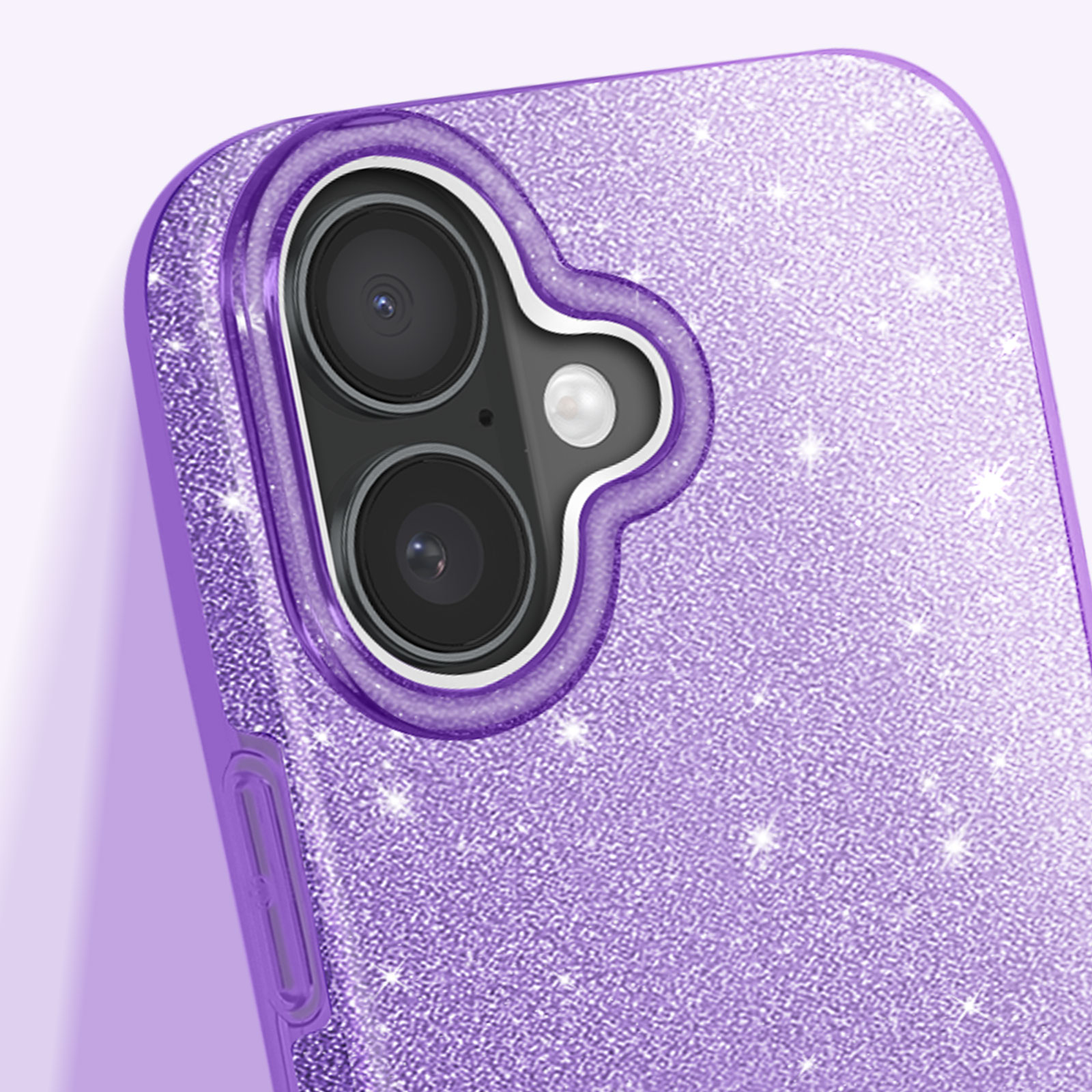 Primo piano di custodia per telefono viola con glitter attorno alla fotocamera. Lente visibile.