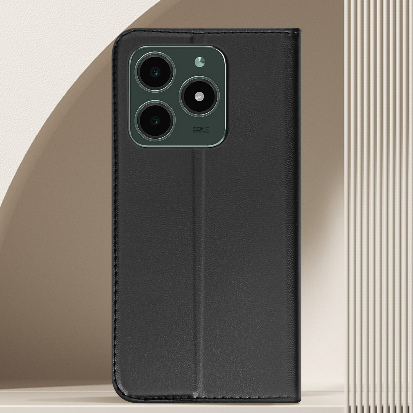 Custodia per telefono nera chiusa. Retro con ritagli per fotocamera. Sfondo chiaro con linee.