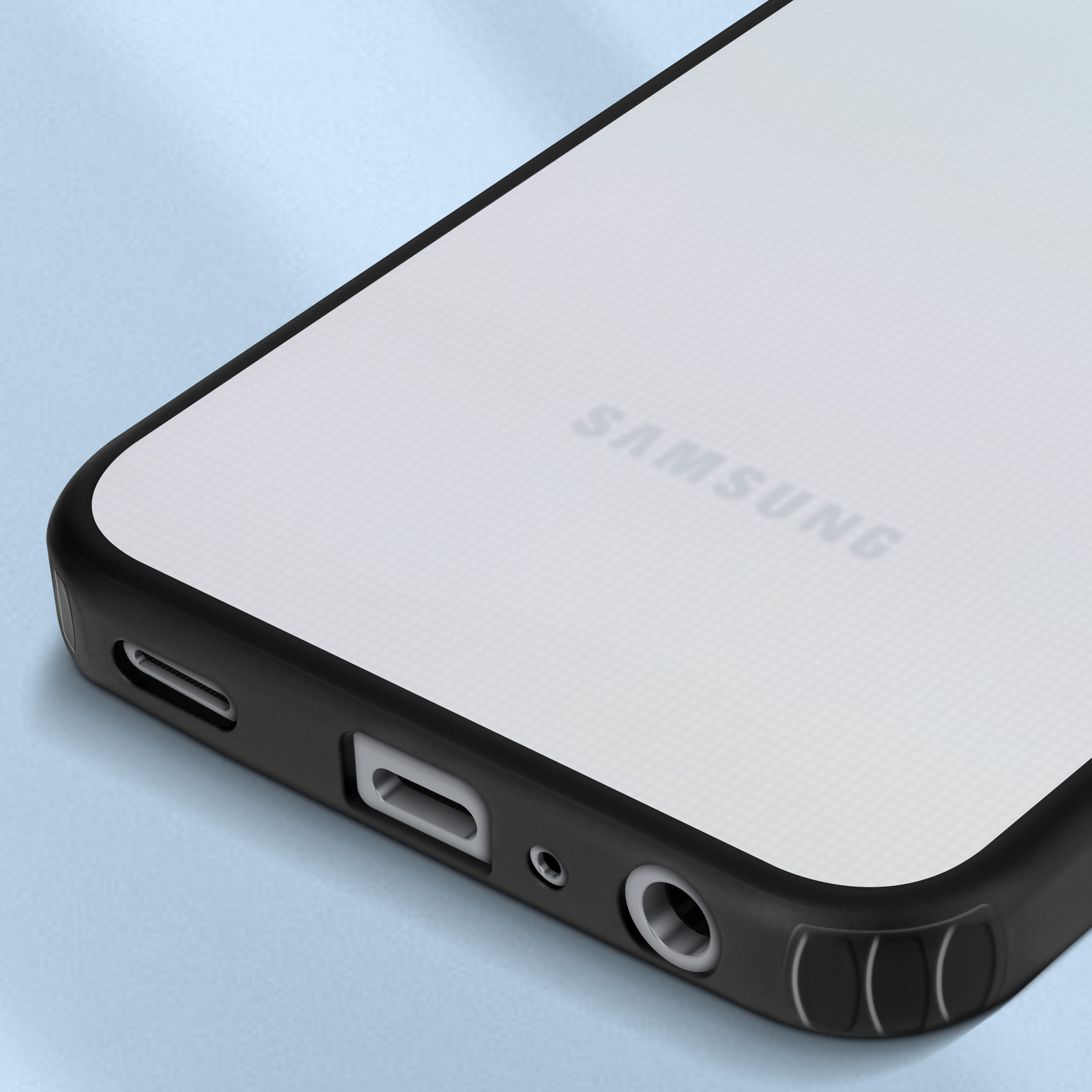 Telefono con custodia. Custodia nera con logo Samsung, sfondo blu.