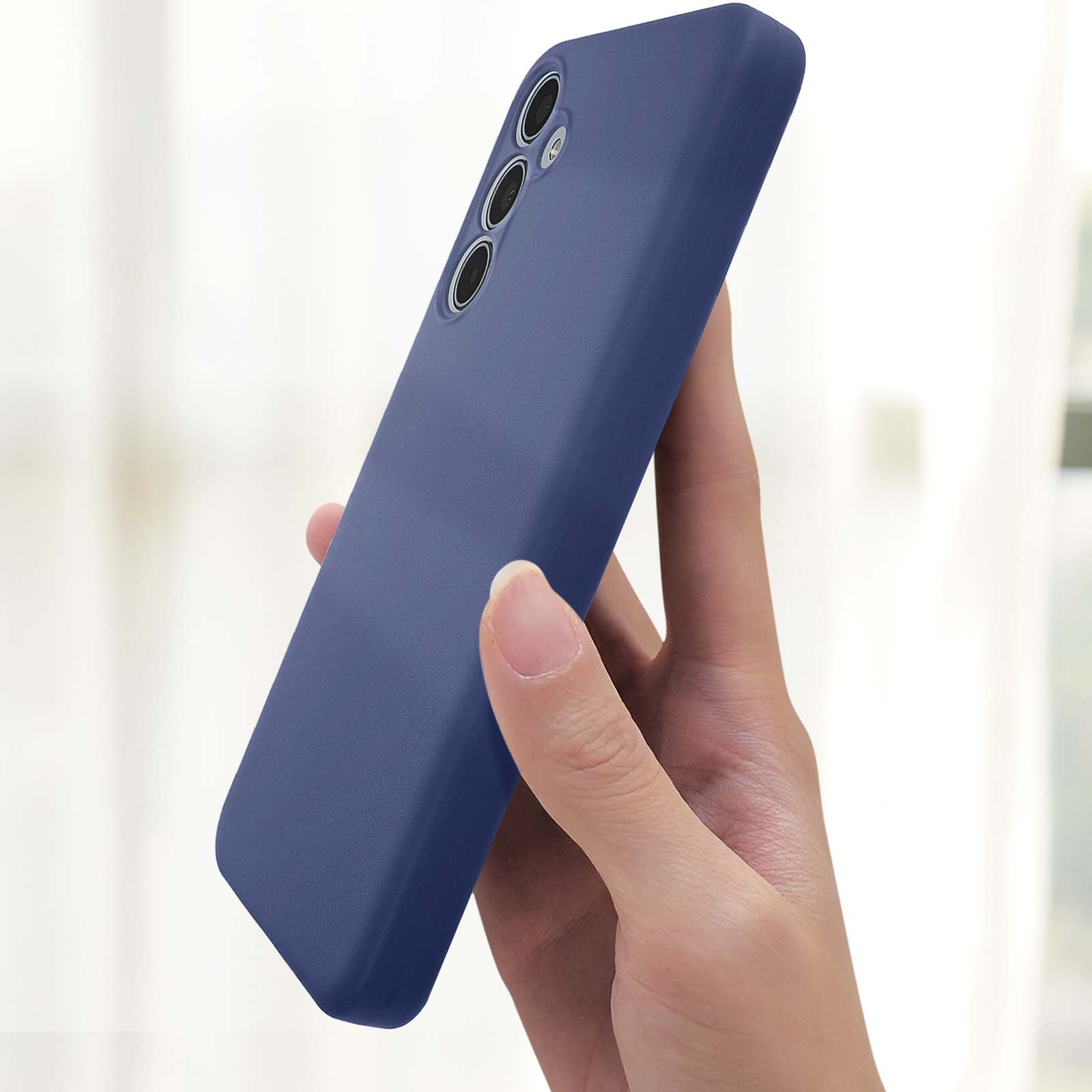 Una mano che tiene una custodia blu con lenti triple.