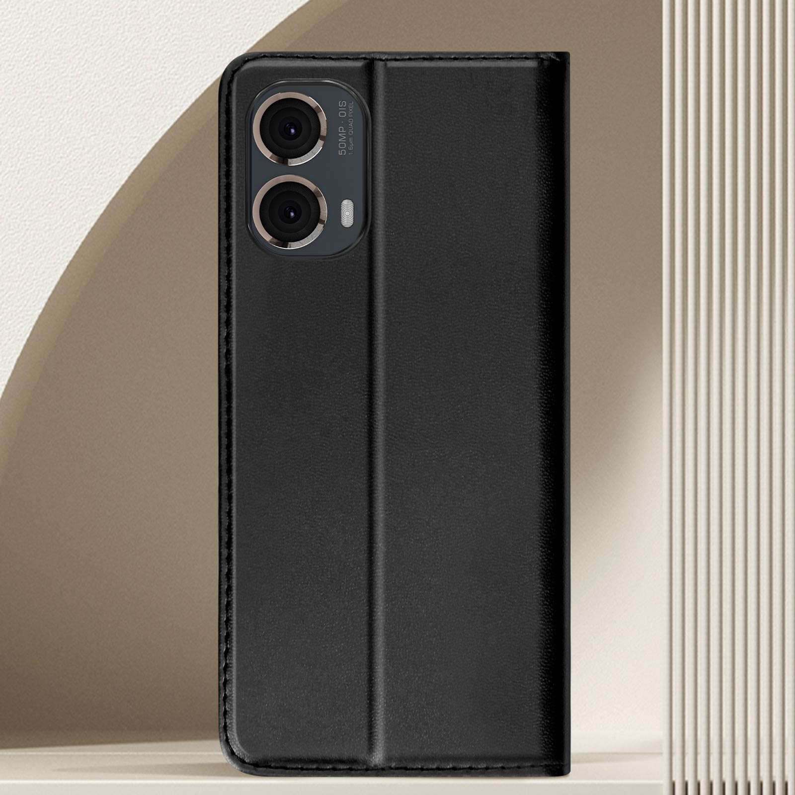 Custodia per telefono nera con una cover chiusa. La custodia è chiusa.