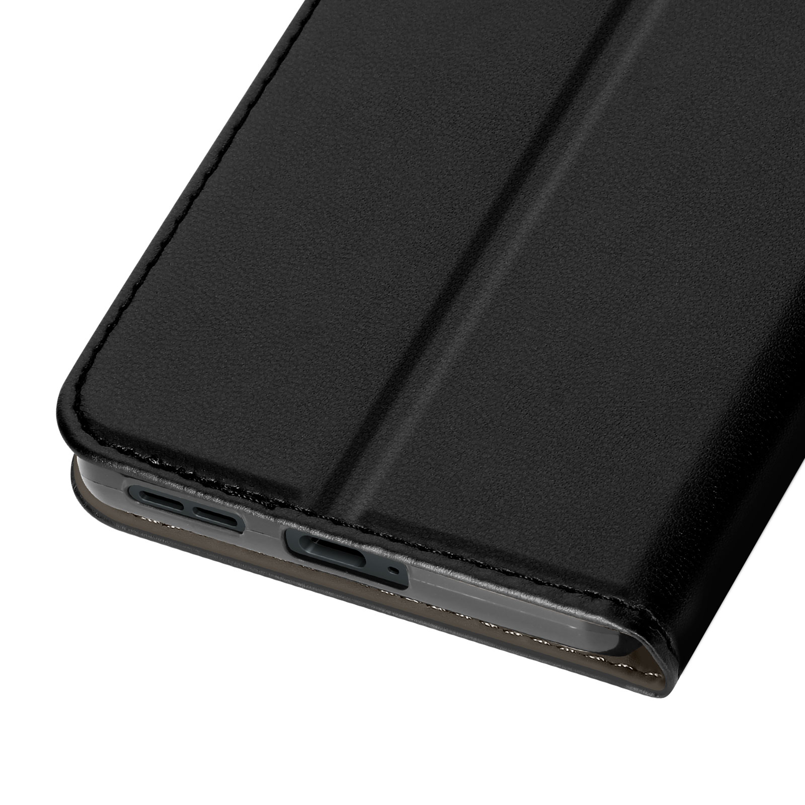 Primo piano di una custodia per telefono nera. La porta di ricarica è visibile.