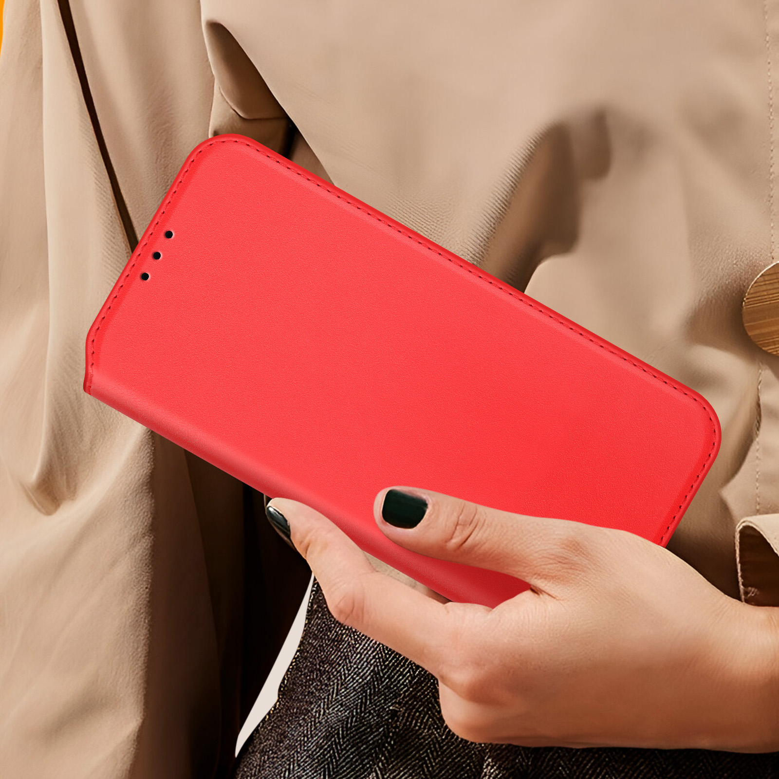 Una persona che tiene una custodia per telefono rossa. La custodia è chiusa e sembra nuova.