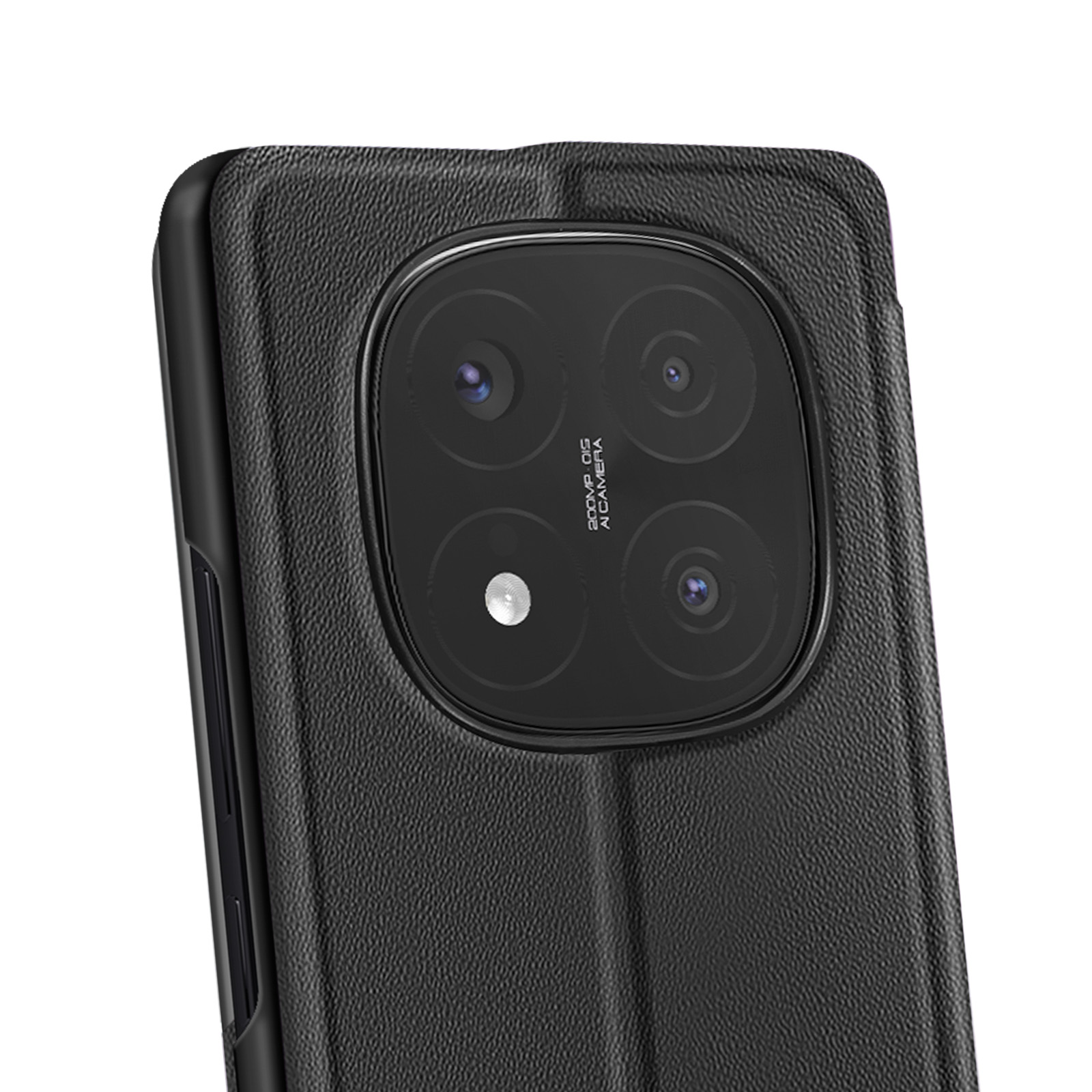 Primo piano di una custodia per telefono con una fotocamera a tre lenti. La custodia è nera.