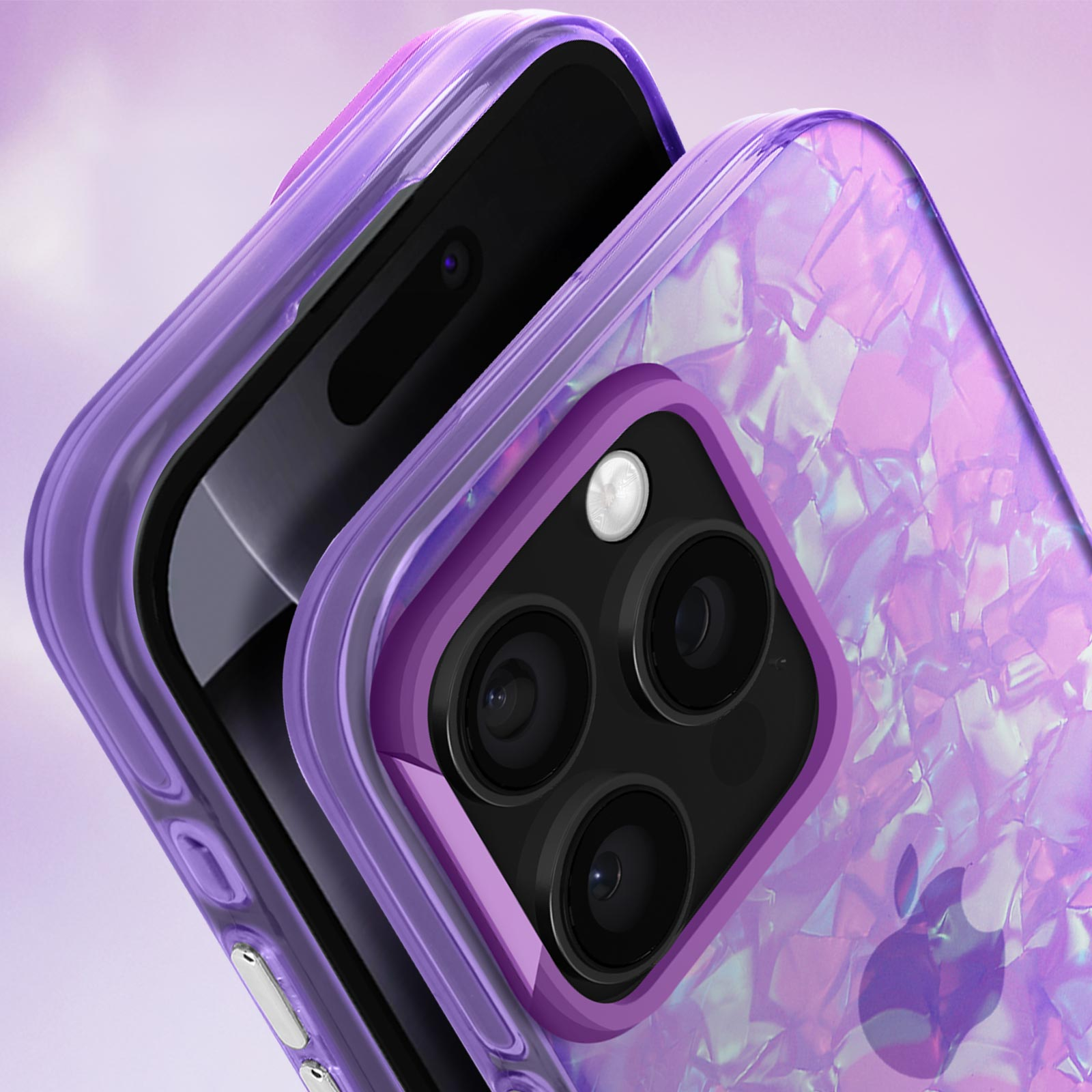 Primo piano di una custodia viola con design marmorizzato, mostra fotocamera e dettagli telefono.