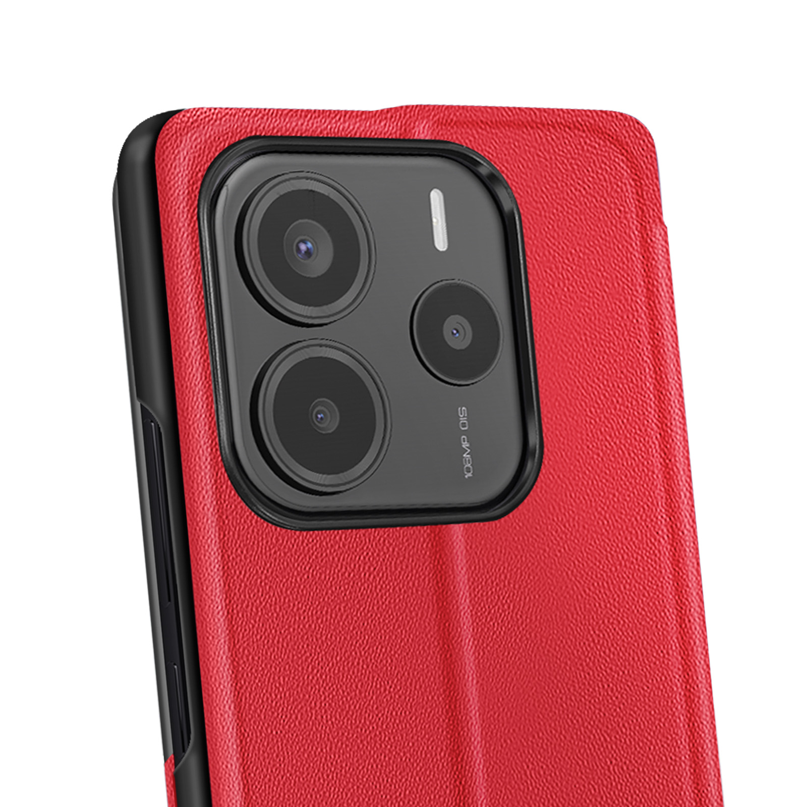Primo piano di una custodia rossa per telefono con tripla fotocamera. La custodia è strutturata, copre il retro del telefono.