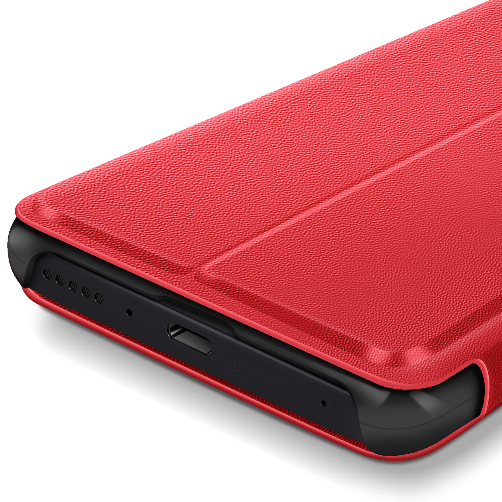 Primo piano di una custodia rossa per telefono che copre il bordo inferiore di un telefono con una porta di ricarica e fori per altoparlanti.