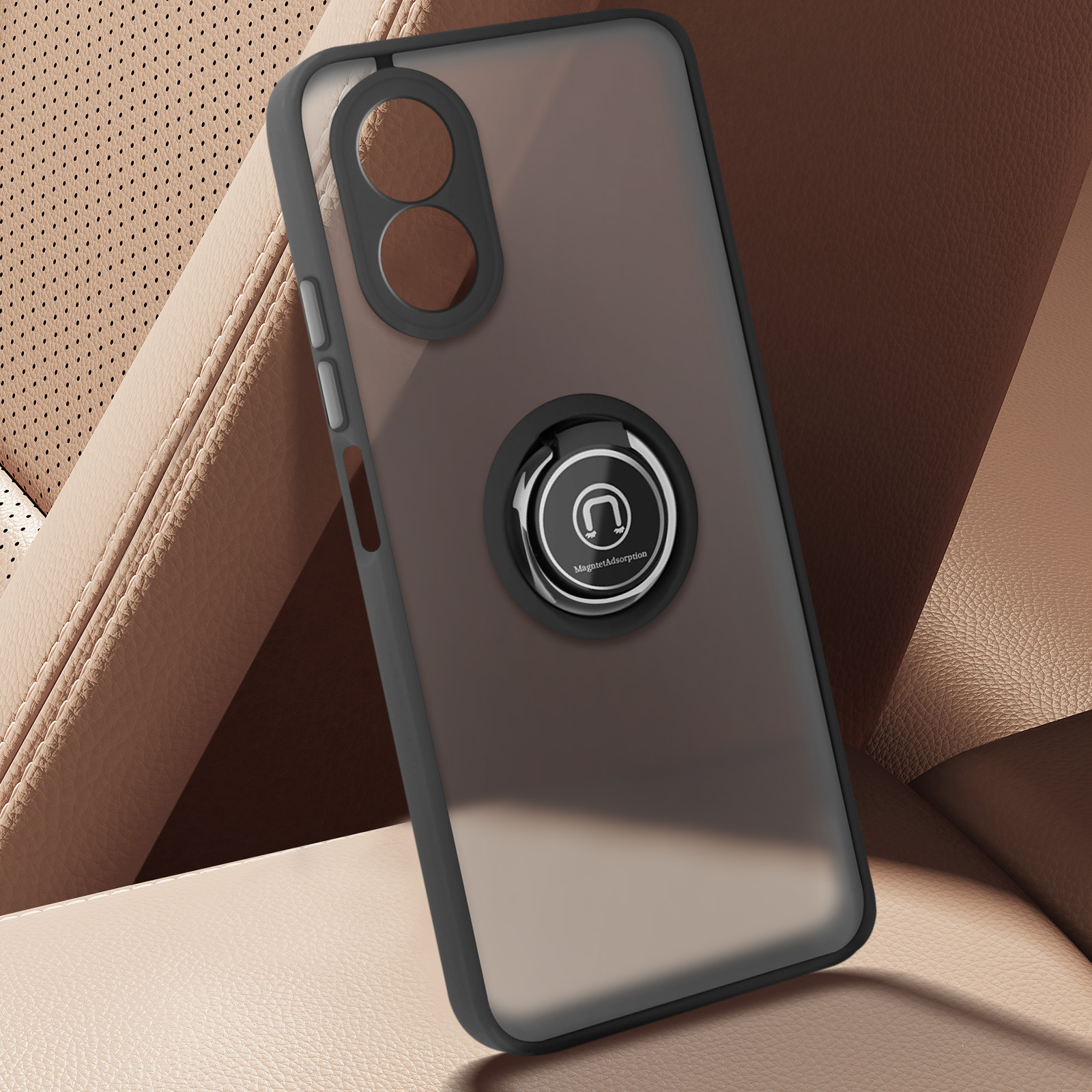 Telefono con custodia e anello di supporto, grigio scuro. Seduto in un'auto. Sfondo nero.