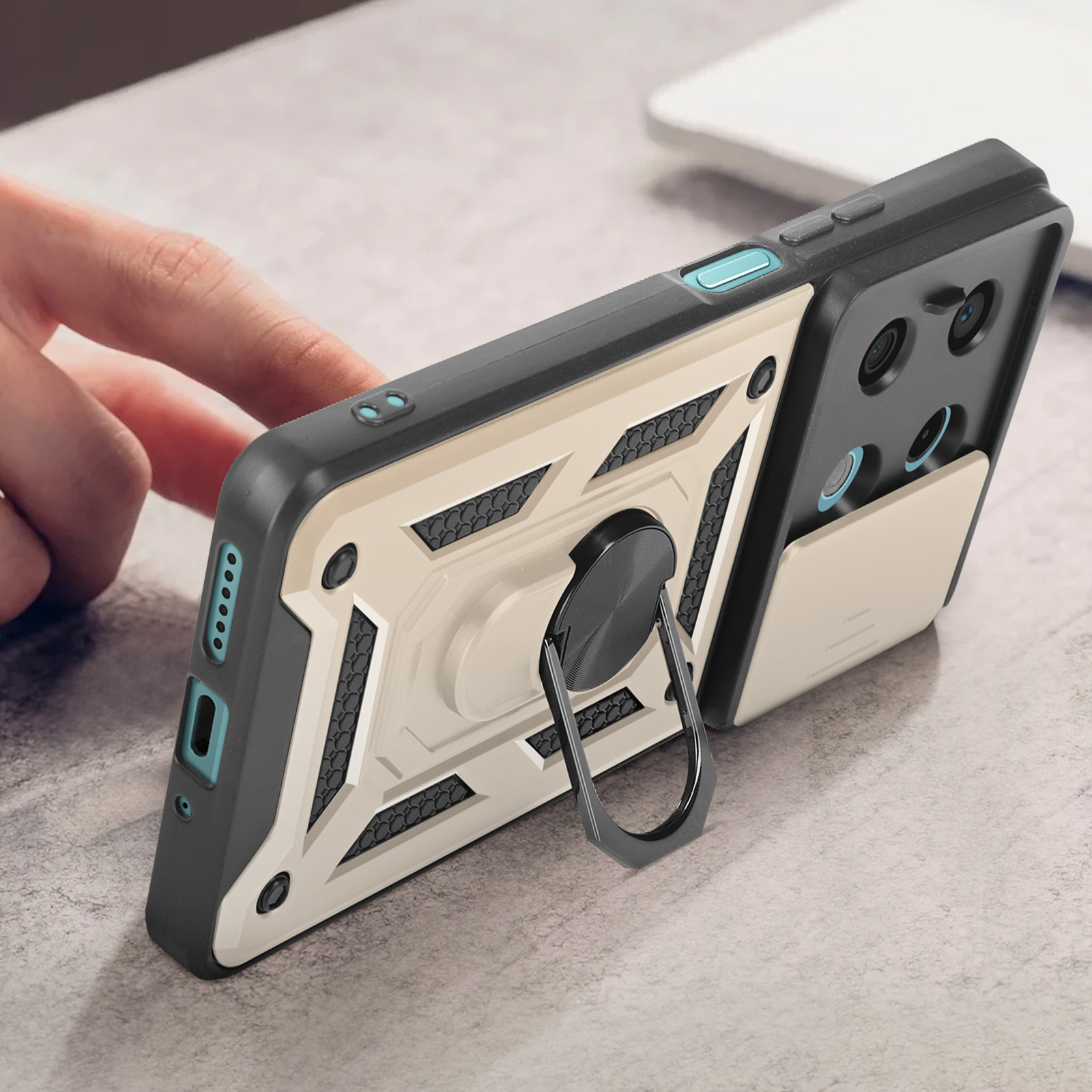 Telefono in una custodia con anello di supporto, appoggiato. Custodia nera con design bianco e grigio.